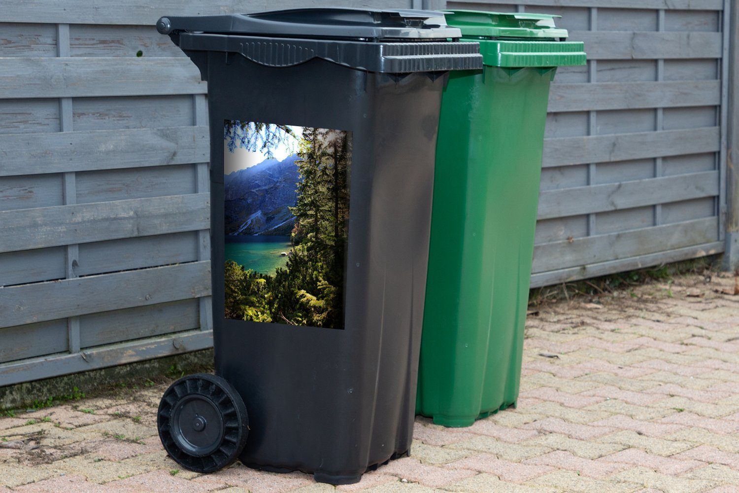 MuchoWow Wandsticker im Tatra-Nationalpark See türkisfarbener Mülleimer-aufkleber, St), Berglandschaft in Container, ein Die Abfalbehälter Mülltonne, (1 und Sticker