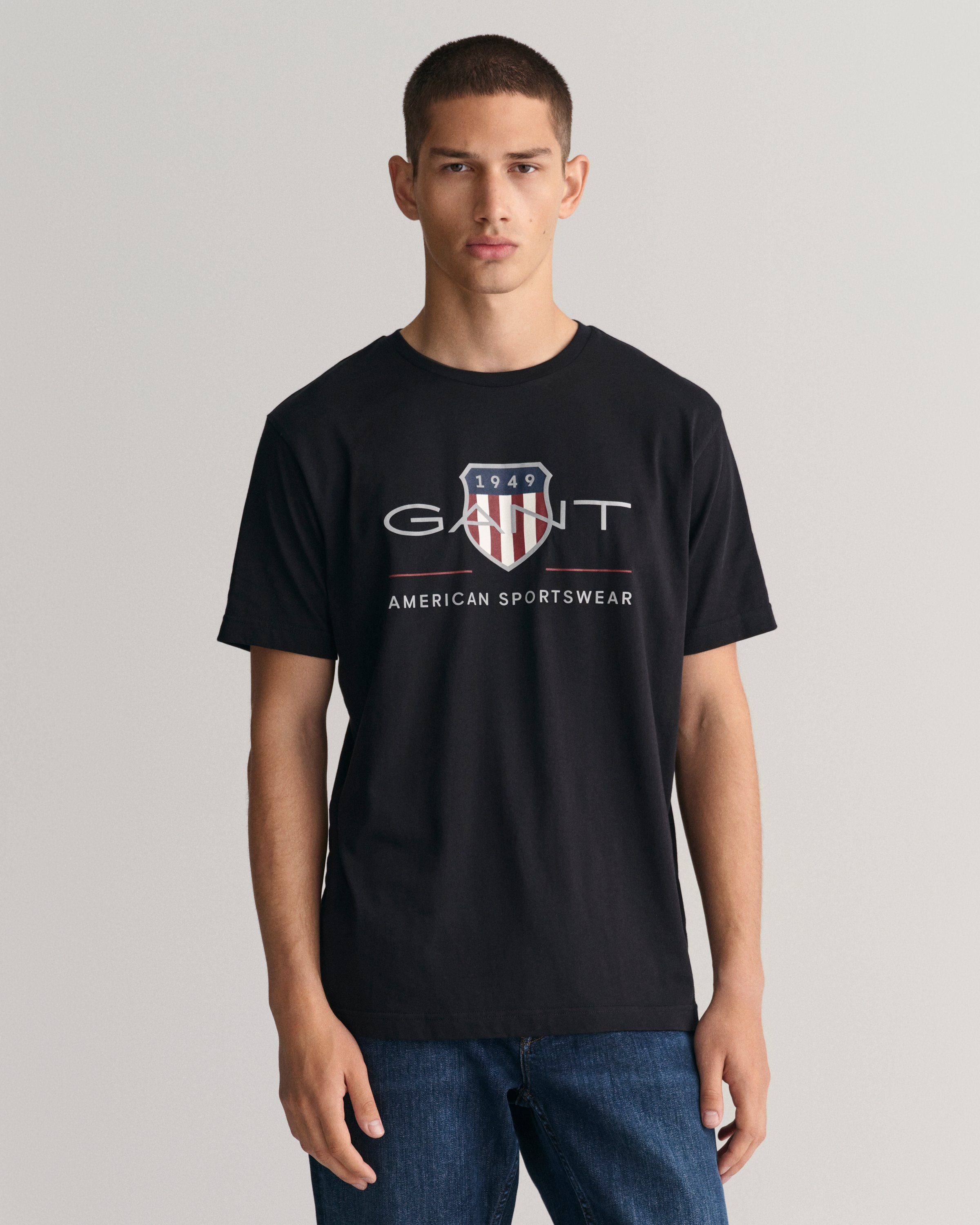 Gant T-Shirt REG mit SS Brust SHIELD BLACK Logodruck auf ARCHIVE der T-SHIRT