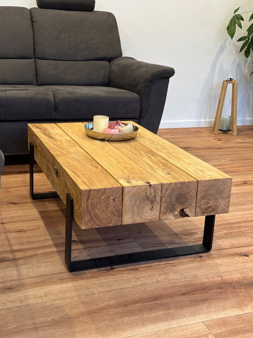 Schräder Interior Couchtisch Couchtisch aus massiven Eichenbalken mit Stahlgestell