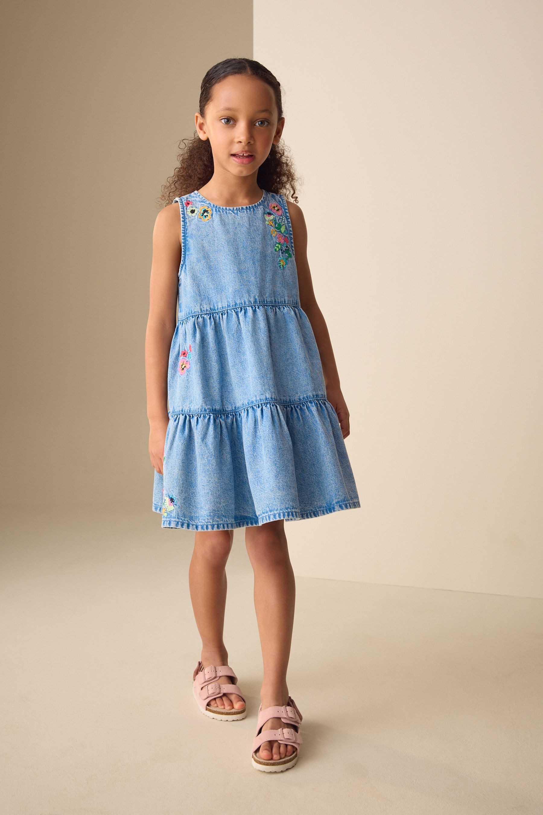 Jeanskleid Denim-Stufenkleid mit Stickereien