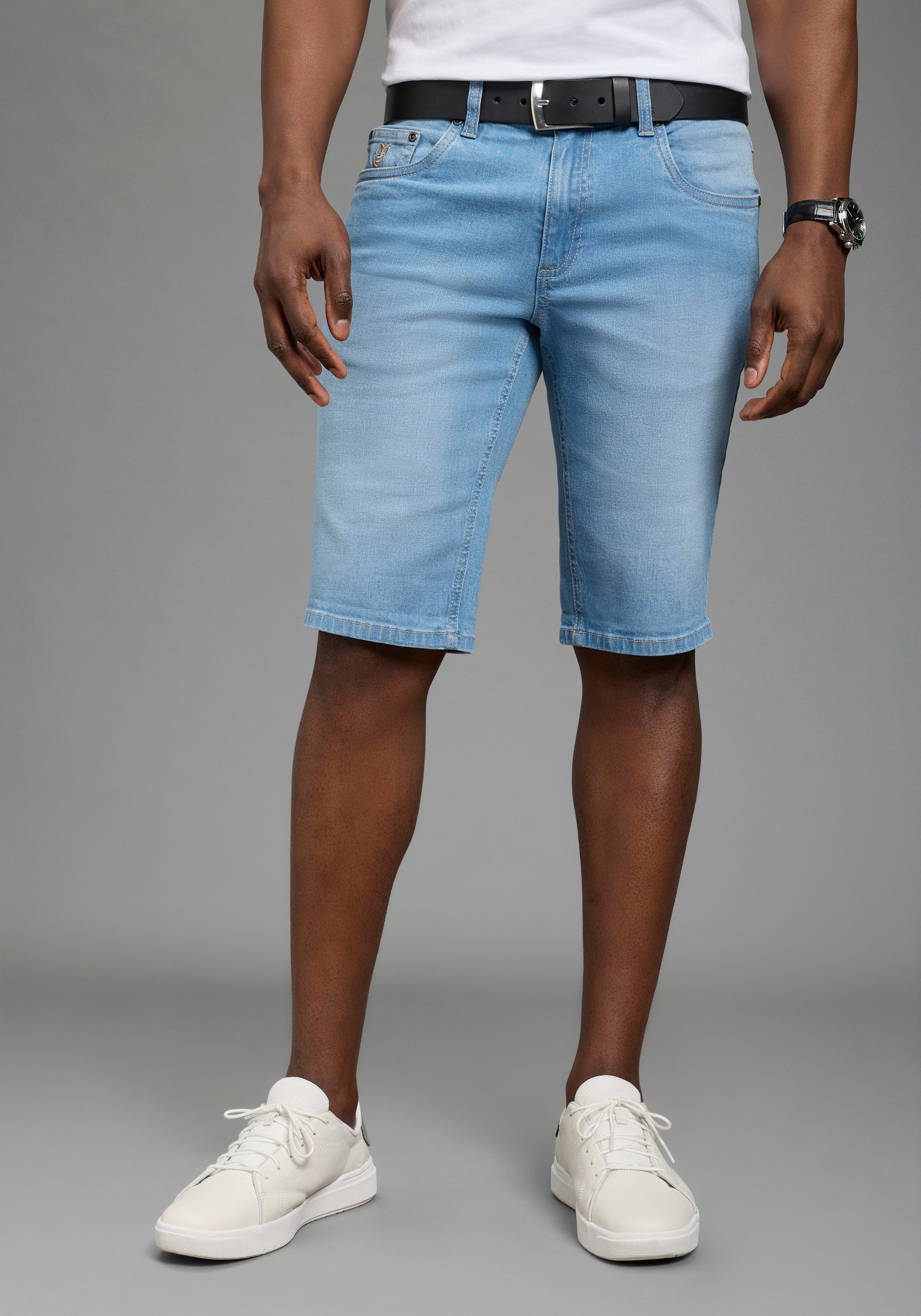 DELMAO Jeansshorts gerade geschnittene Beine, Regular-Fit, kniefreie Länge. € 39,99, (€ 39,99 pro 1 Stk).