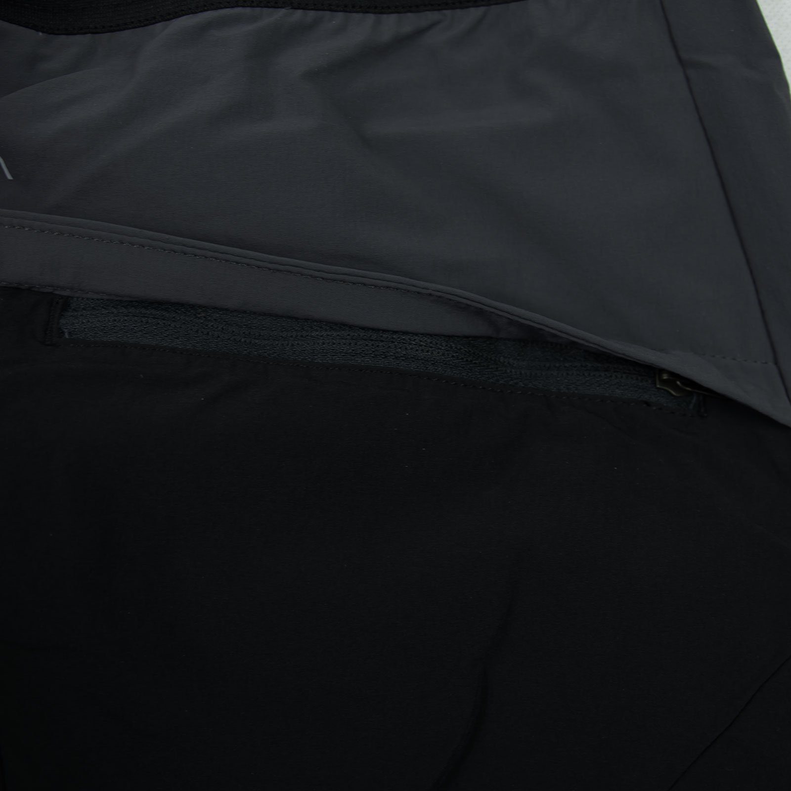 und aus black Trekkinghose Brush / leichtem, Material La Pant elastischem atmungsaktivem 999900 besonders Sportiva carbon