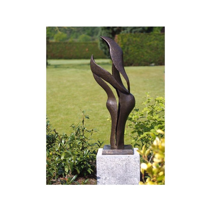IDYL Gartenfigur IDYL Bronze-Skulptur Moderne Skulptur "Harmony" Bronze – sehr robust – Langlebig – witterungsbeständig gegen Frost Regen und UV-Strahlung. Die Modelle werden in Wachsausschmelzverfahren in Bronze gegossen und von Hand patiniert.