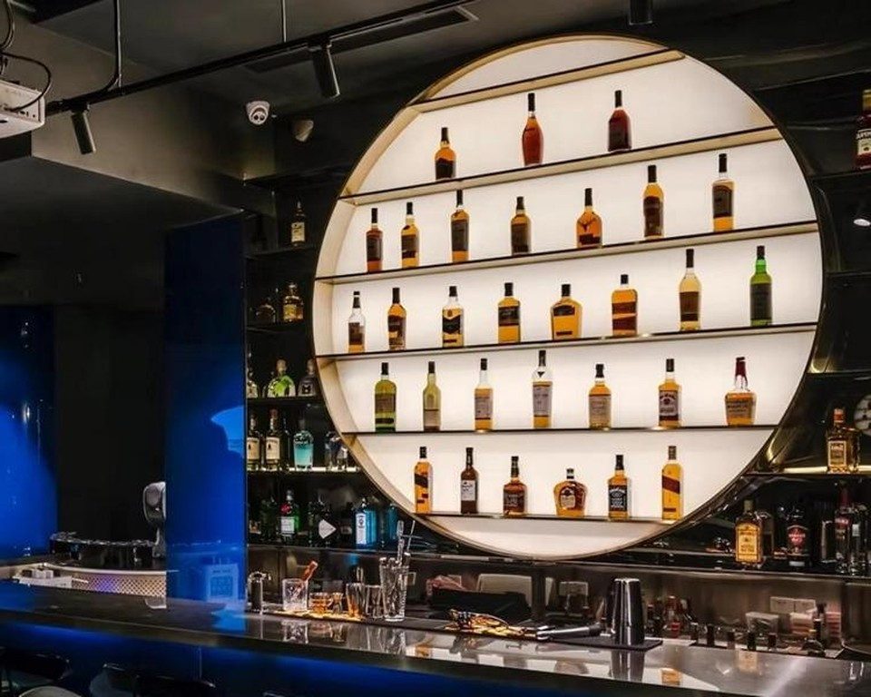 Xlmoebel Barschrank XLMOEBEL Barregal in Schwarz mit Edelstahl und Beleuchtung (1-St) Made in Europa