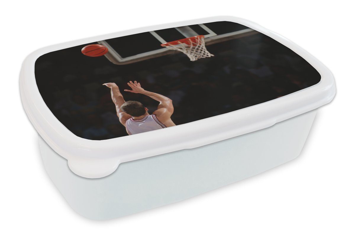 MuchoWow Lunchbox Ein Basketballspieler wirft den Ball aus der Ferne in den Korb, Kunststoff, (2-tlg), Brotbox für Kinder und Erwachsene, Brotdose, für Jungs und Mädchen weiß