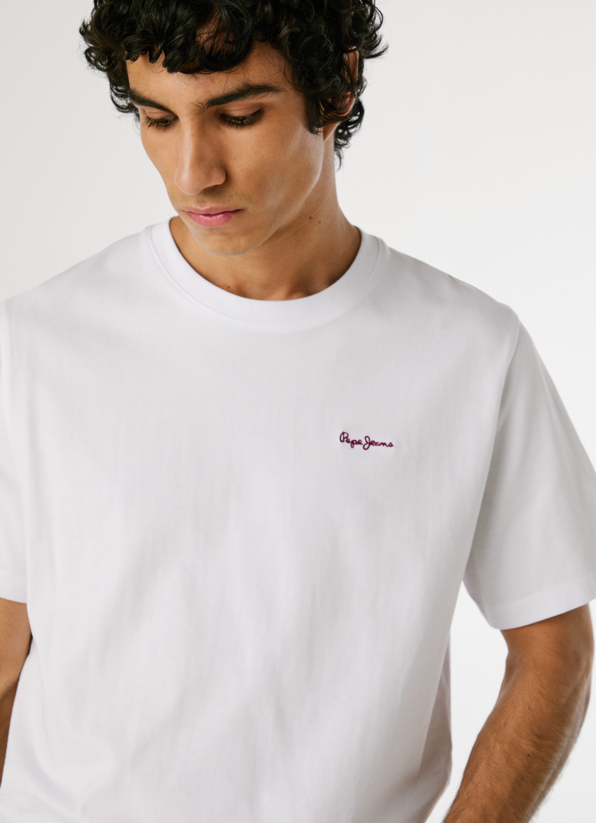 Pepe Jeans T-Shirt CONTRAST CONNOR mit Rundhals und gesticktem Logo