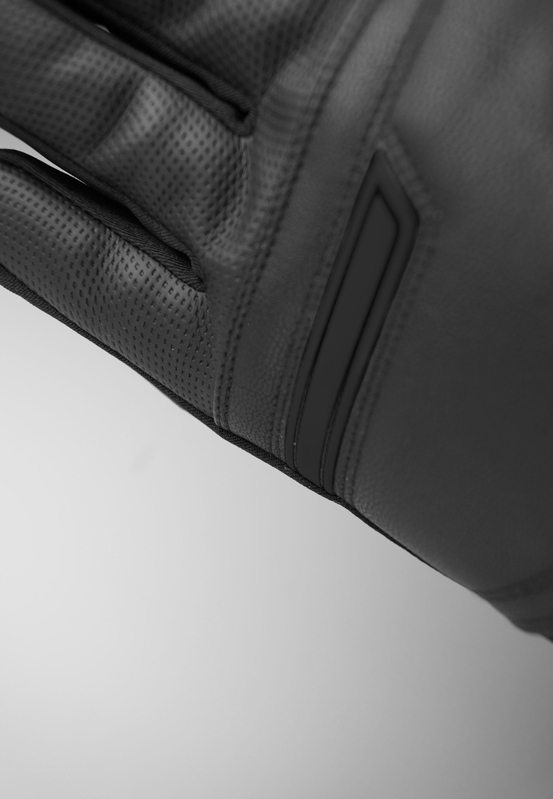 Reusch Skihandschuhe Crosby R-TEX® XT sportlichem Design in schwarz