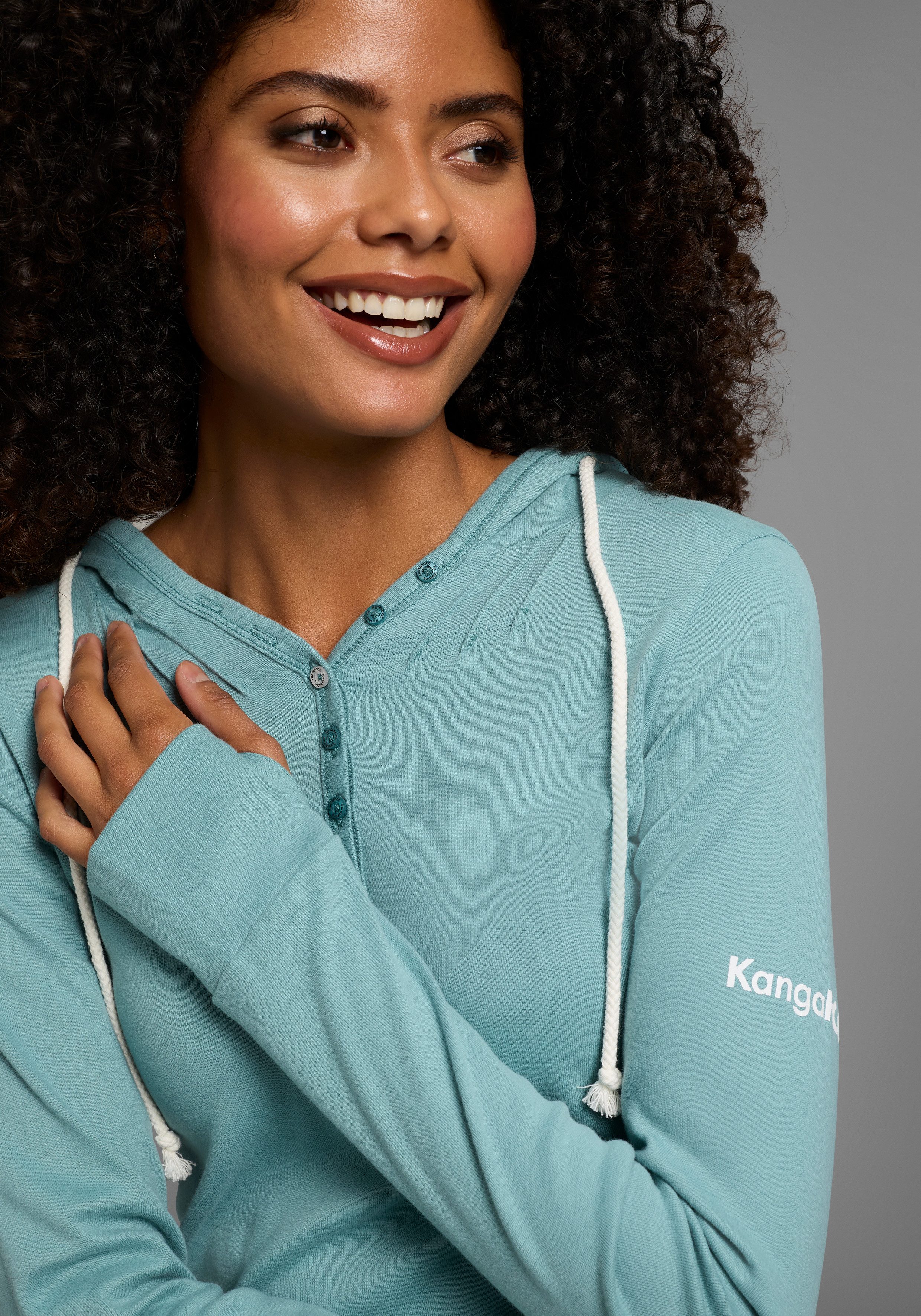 KangaROOS Kapuzenshirt Langarm mit Daumenlöchern, figurbetonter Schnitt, aus Jerseystoff. Reduzierter Preis € 31,99. Unverbindliche Preisempfehlung € 38,99