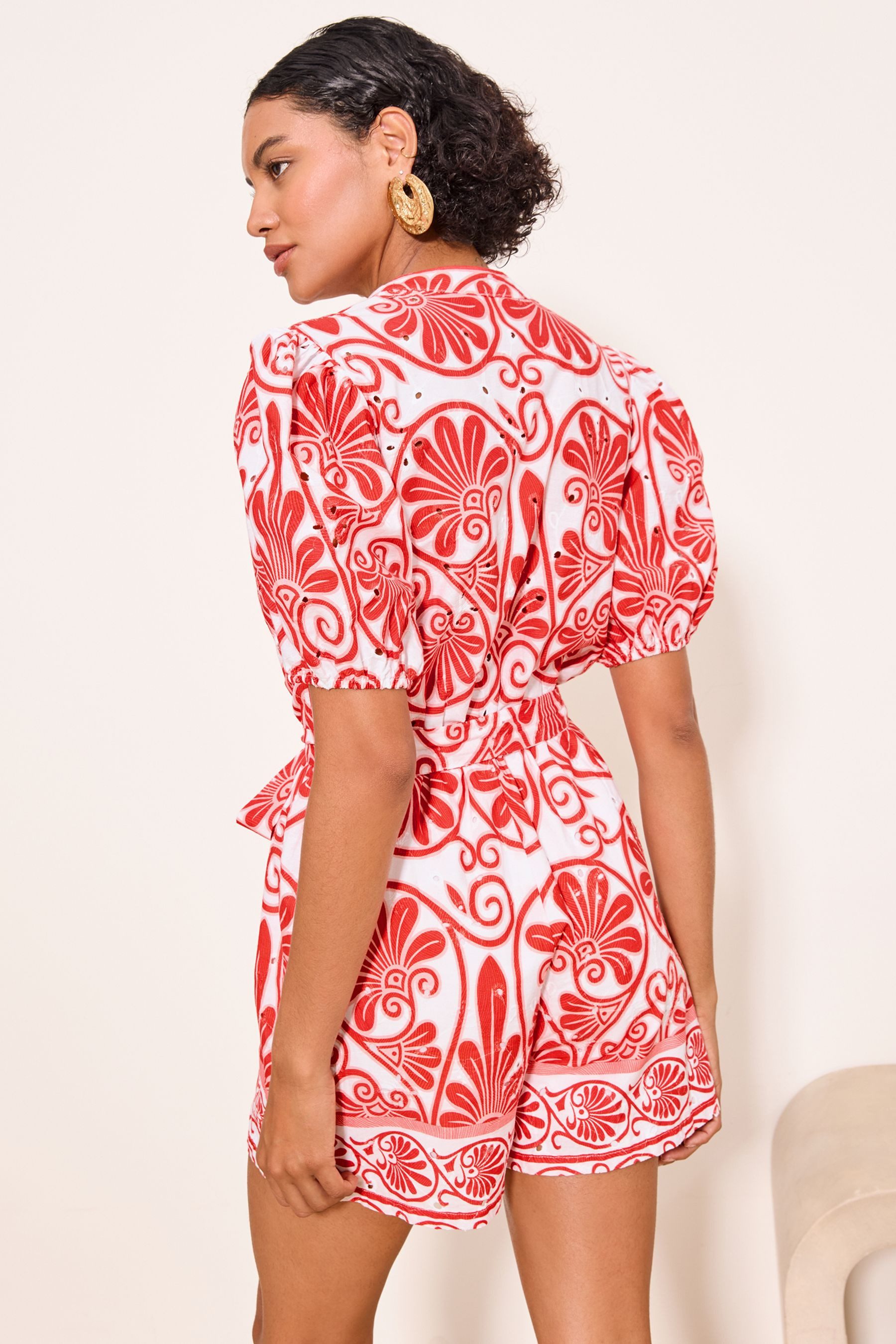 LIPSY Playsuit Lipsy Playsuit mit Puffärmeln, Print und Gürtel (1-tlg)