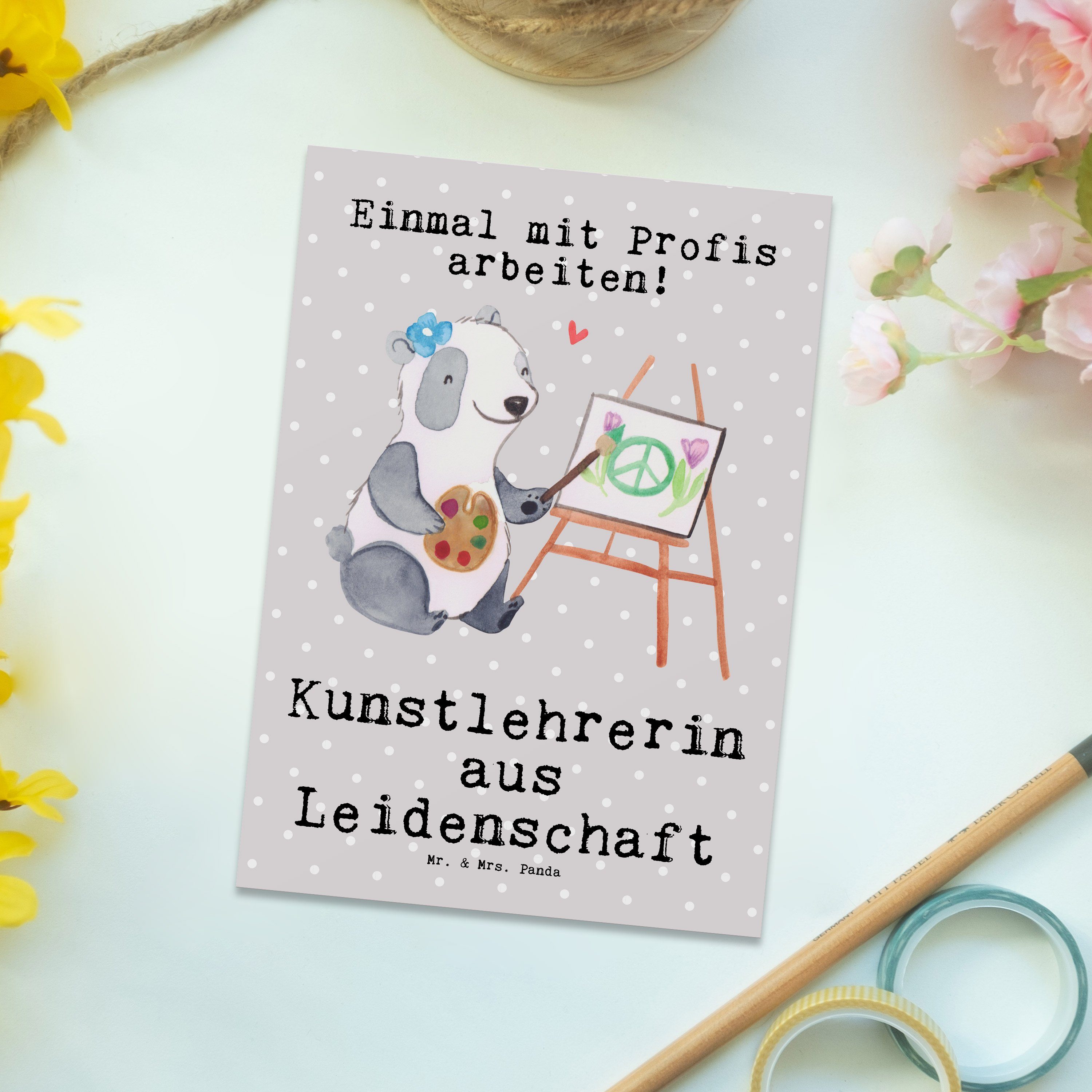 Mr. & Mrs. Panda Postkarte Kunstlehrerin aus Leidenschaft - Grau Pastell - Geschenk, Ansichtskar