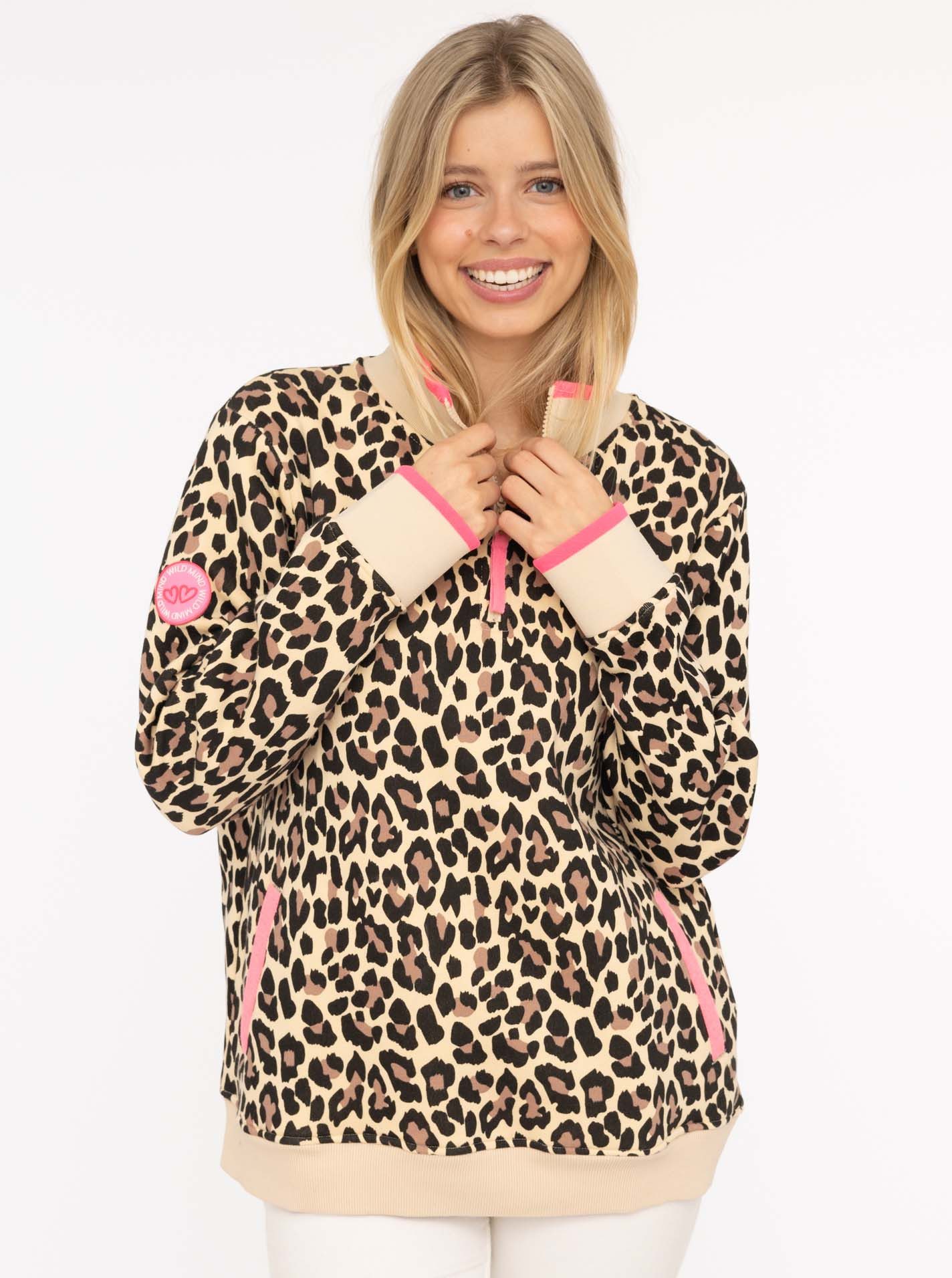 Zwillingsherz Troyer "Leo AOP" mit Stehkragen, Zipper, Eingriffstaschen und günstig online kaufen