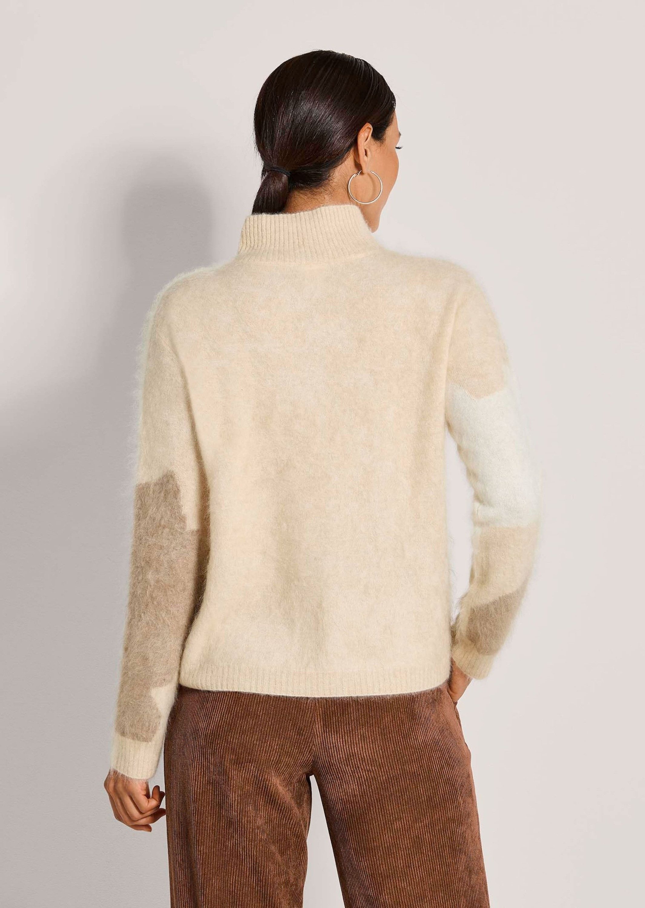 MADELEINE Strickpullover Gebrushter Kaschmirpullover Elastischer Stehkragen, gerippte Bündchen & Intarsienmuster vorne