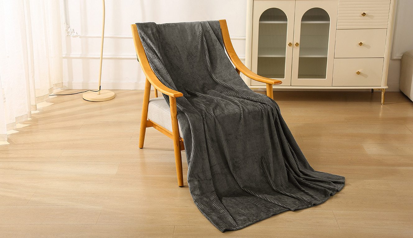 Wohndecke Shakira, Prägerdruck mit Waffeloptik, Kuscheldecke, Bruno Banani, Weiche Kuscheldecke mit Prägedruck in Waffeloptik, 150x200 cm – Bild 5 von 5