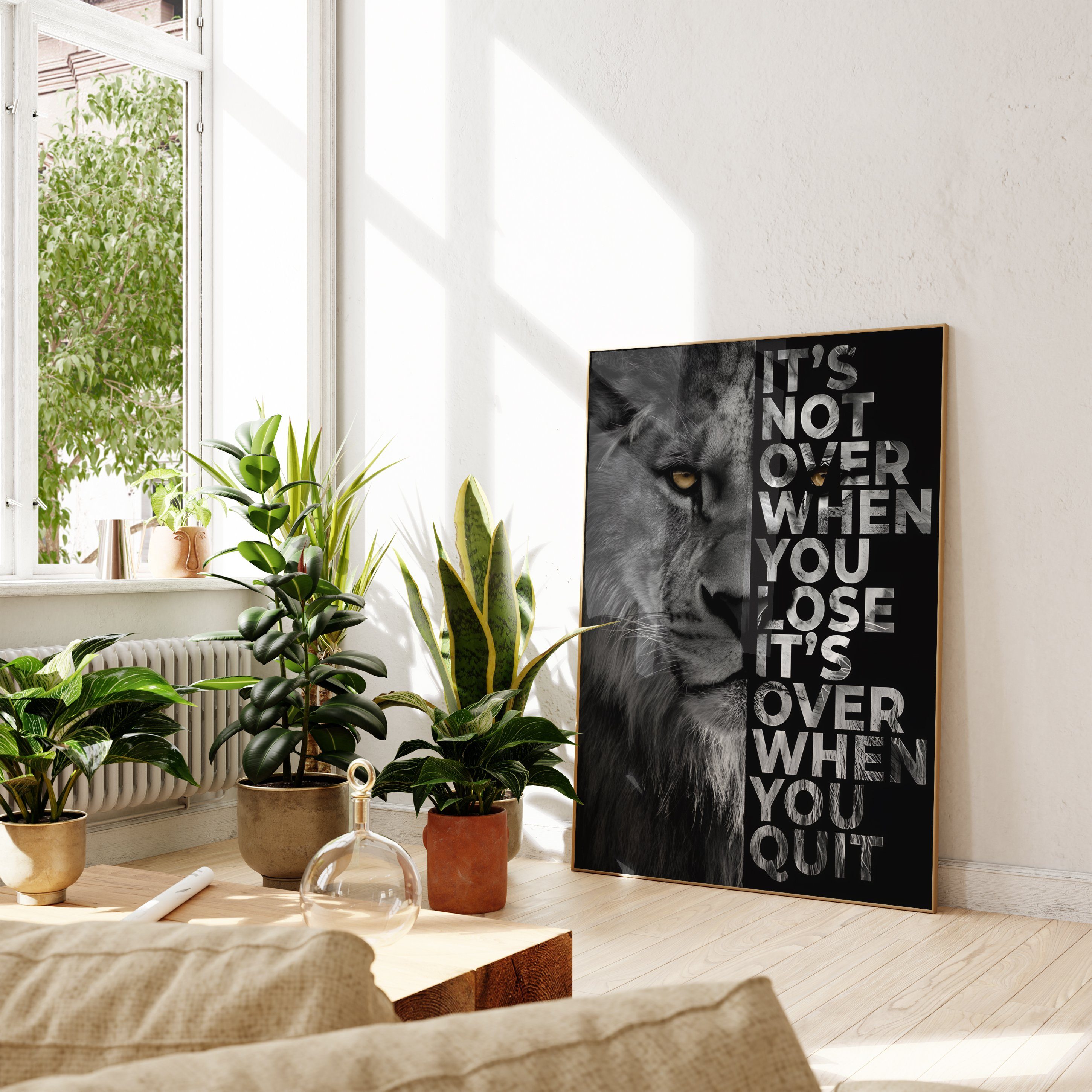 JUSTGOODMOOD Poster Premium ® Never Give Up · Löwe · Zitat · Motivation · ohne Rahmen – Bild 5 von 5