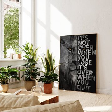 JUSTGOODMOOD Poster Premium ® Never Give Up · Löwe · Zitat · Motivation · ohne Rahmen