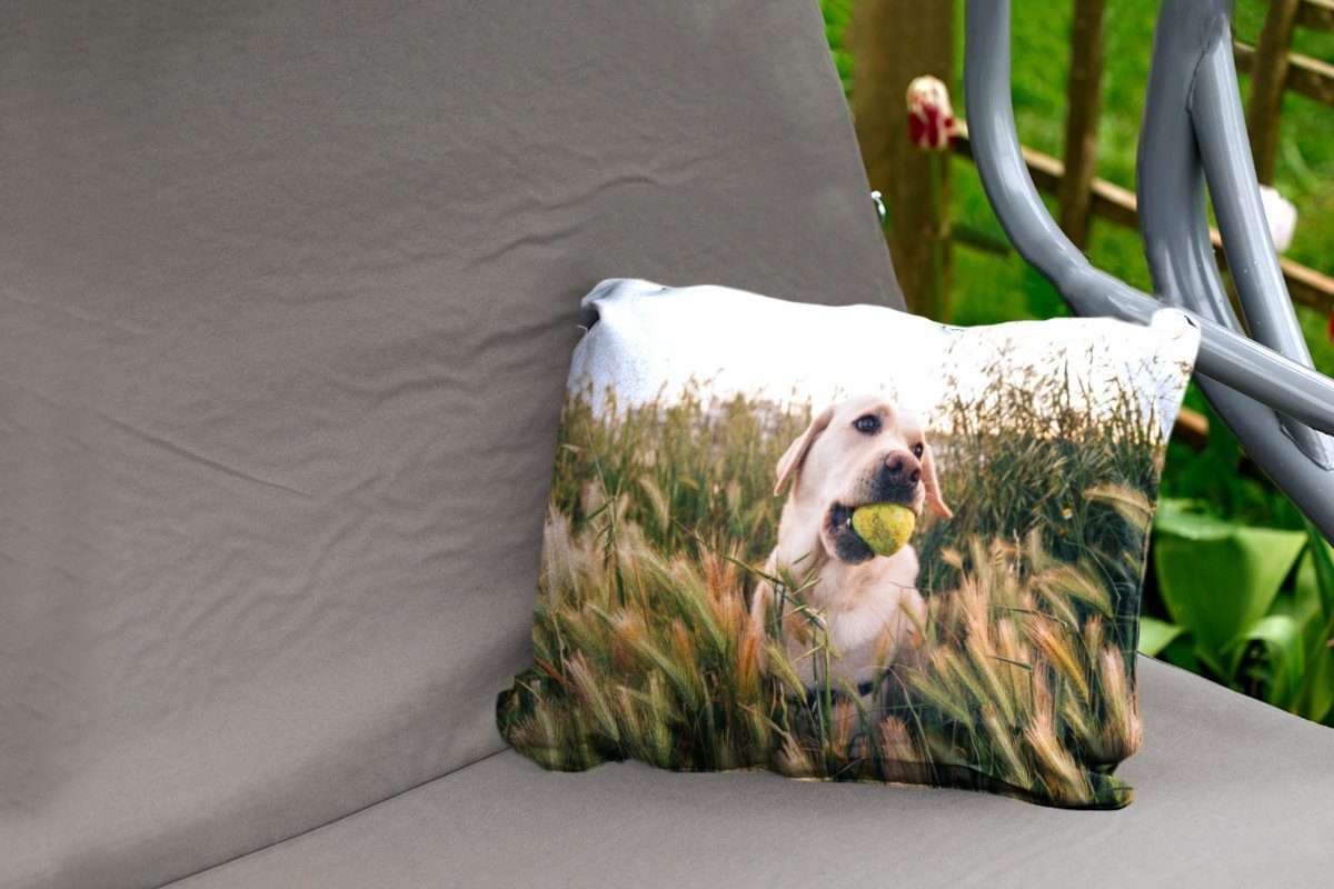 MuchoWow Dekokissen Labrador Retriever spielt im Dekokissenbezug, Tennisball Polyester, einem Kissenhülle mit Gras, Outdoor-Dekorationskissen
