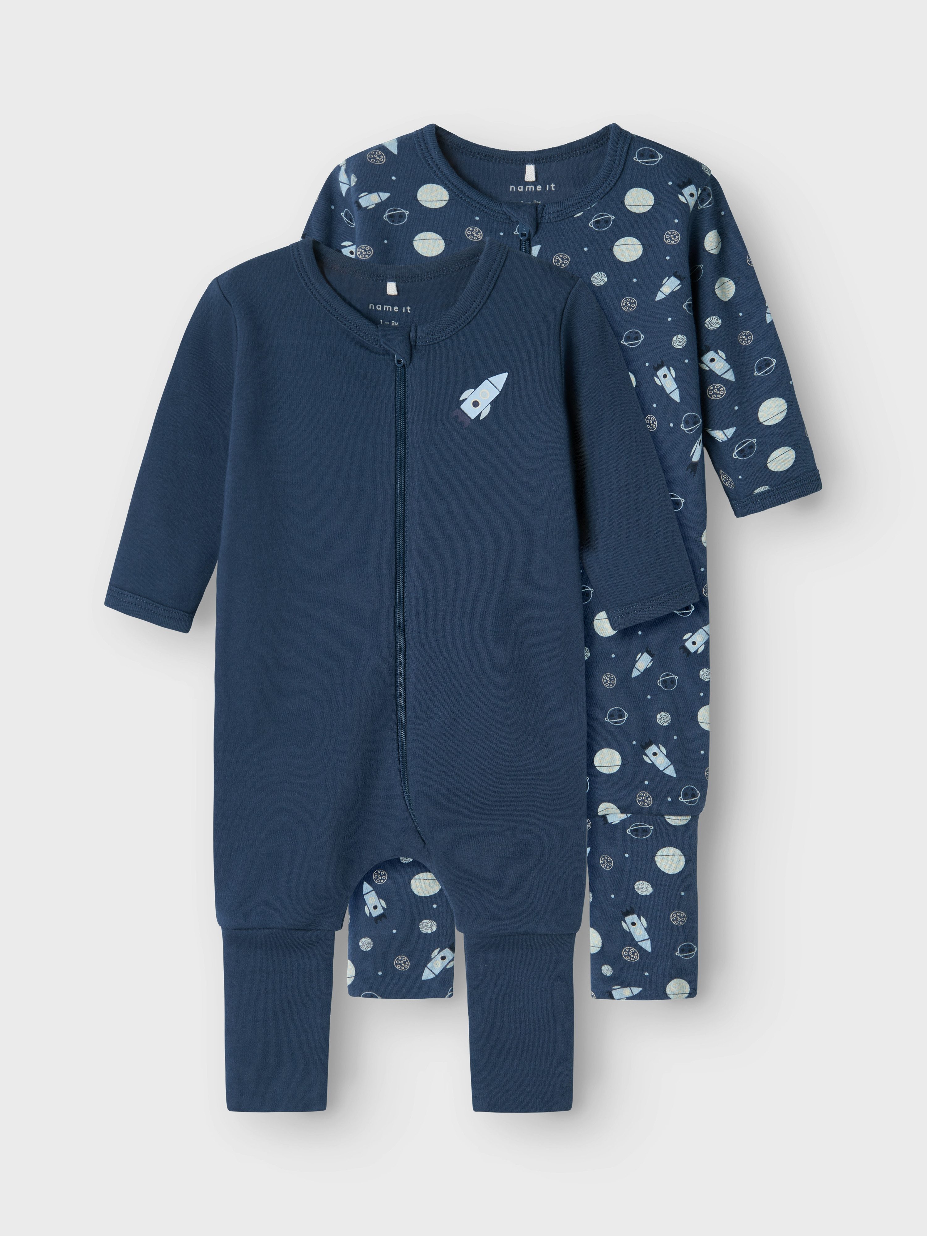 Name It Schlafanzug NBMNIGHTSUIT 2P ZIP FF DARK SPACE NOOS (Packung, 2 tlg) bequeme Overalls: einer unifarben und einer allover bedruckt