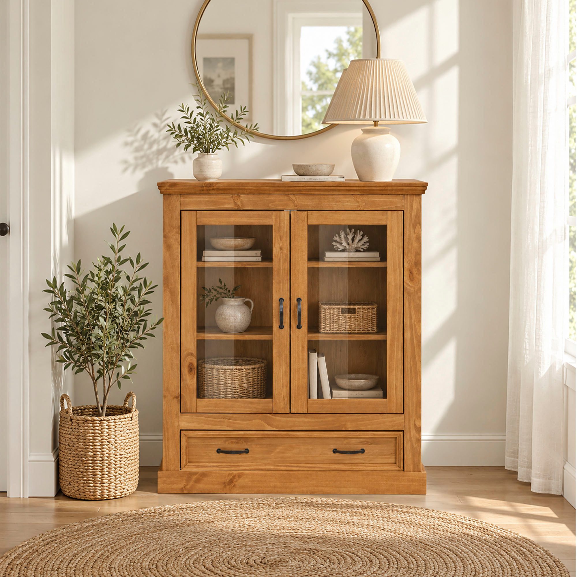 OTTO home Vitrine Selma Highboard aus massivem Kiefernholz, mit Griffen aus antikisiertem Metall – Bild 2 von 5