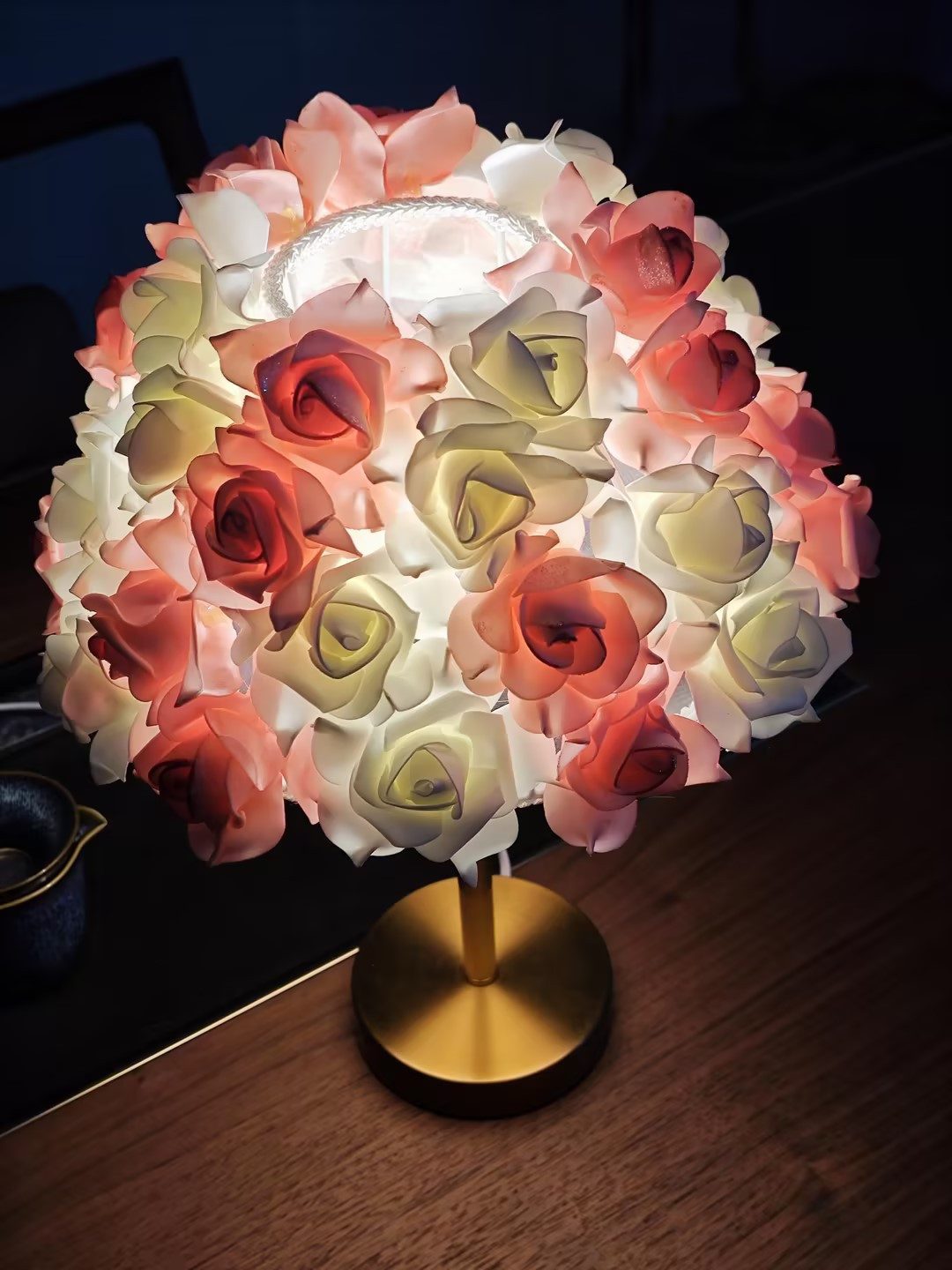 JDONG Nachttischlampe Kreative Blumen Schreibtischlampe,Rosa-Weiß / Rosa Flowers Tischlampe, ohne Leuchtmittel, Nachttischlampe mit Rosenlichtschirm, Romantische Tischleuchte für Schlafzimmer Büro Kinder Hotel Café