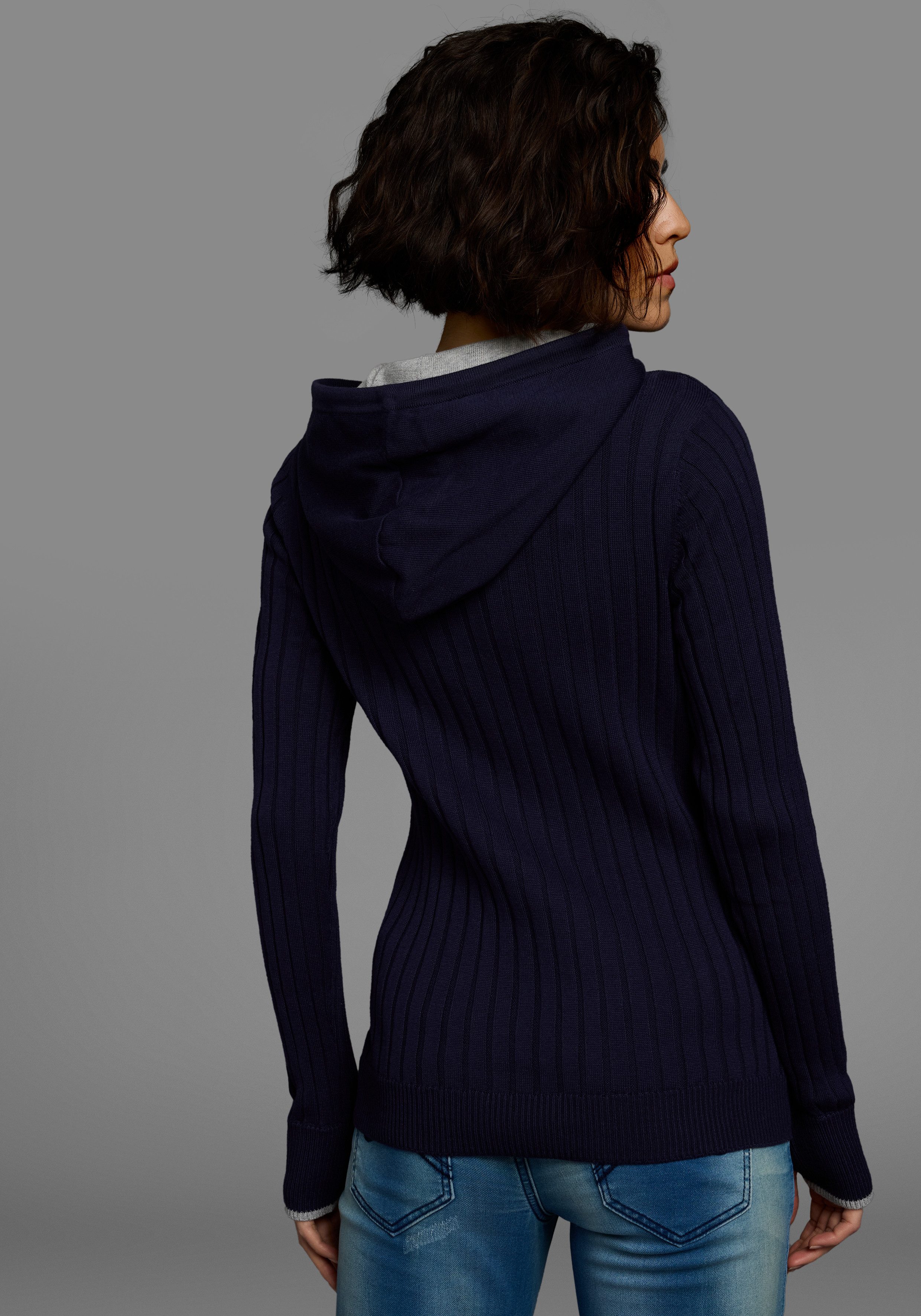 KangaROOS Strickpullover mit kontrastfarbener Kapuzeninnenseite und Logodru günstig online kaufen