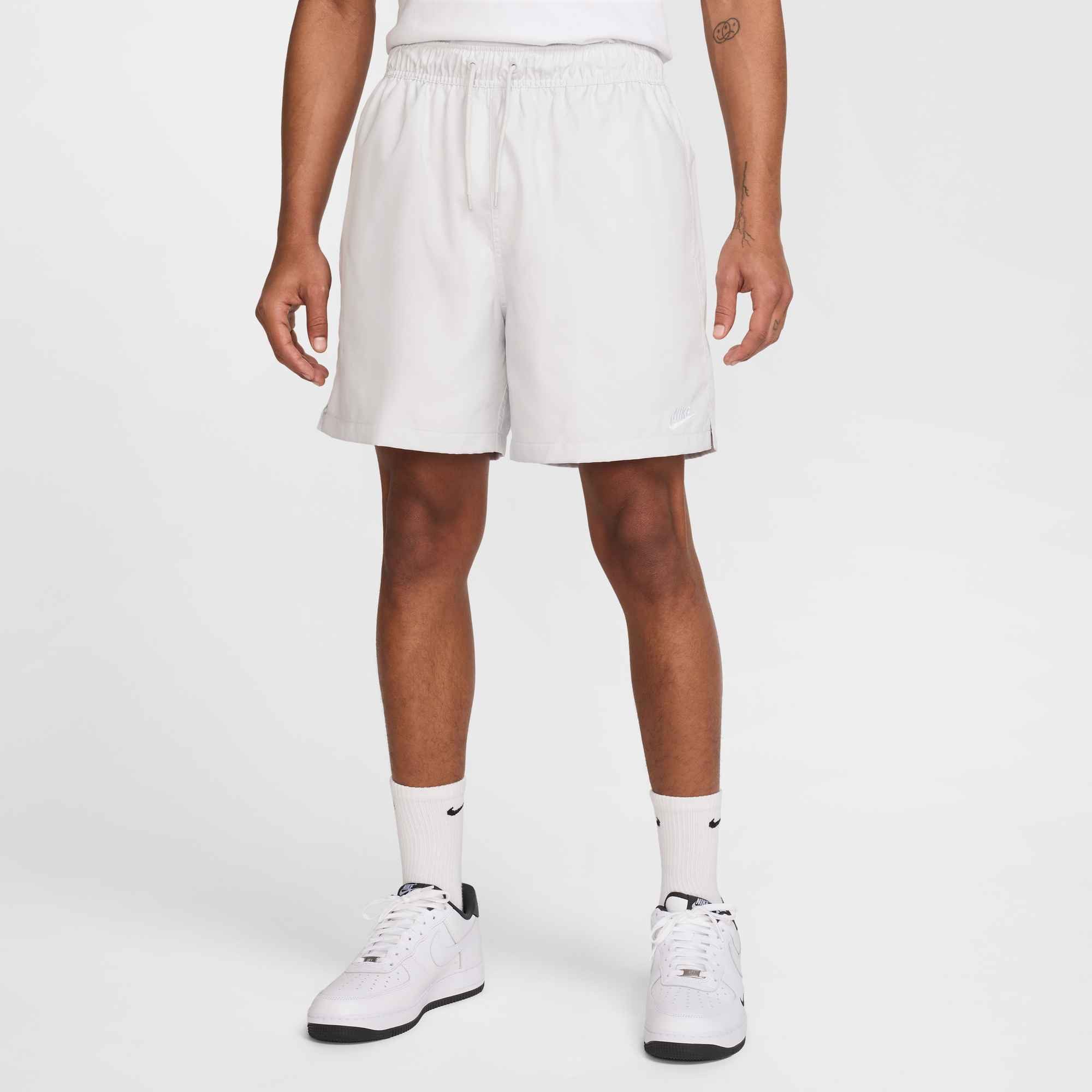 Nike Sportswear Shorts M NK CLUB FLOW SHORT mit Eingrifftaschen und Gesäßtasche, schnell trocknend, pflegeleicht