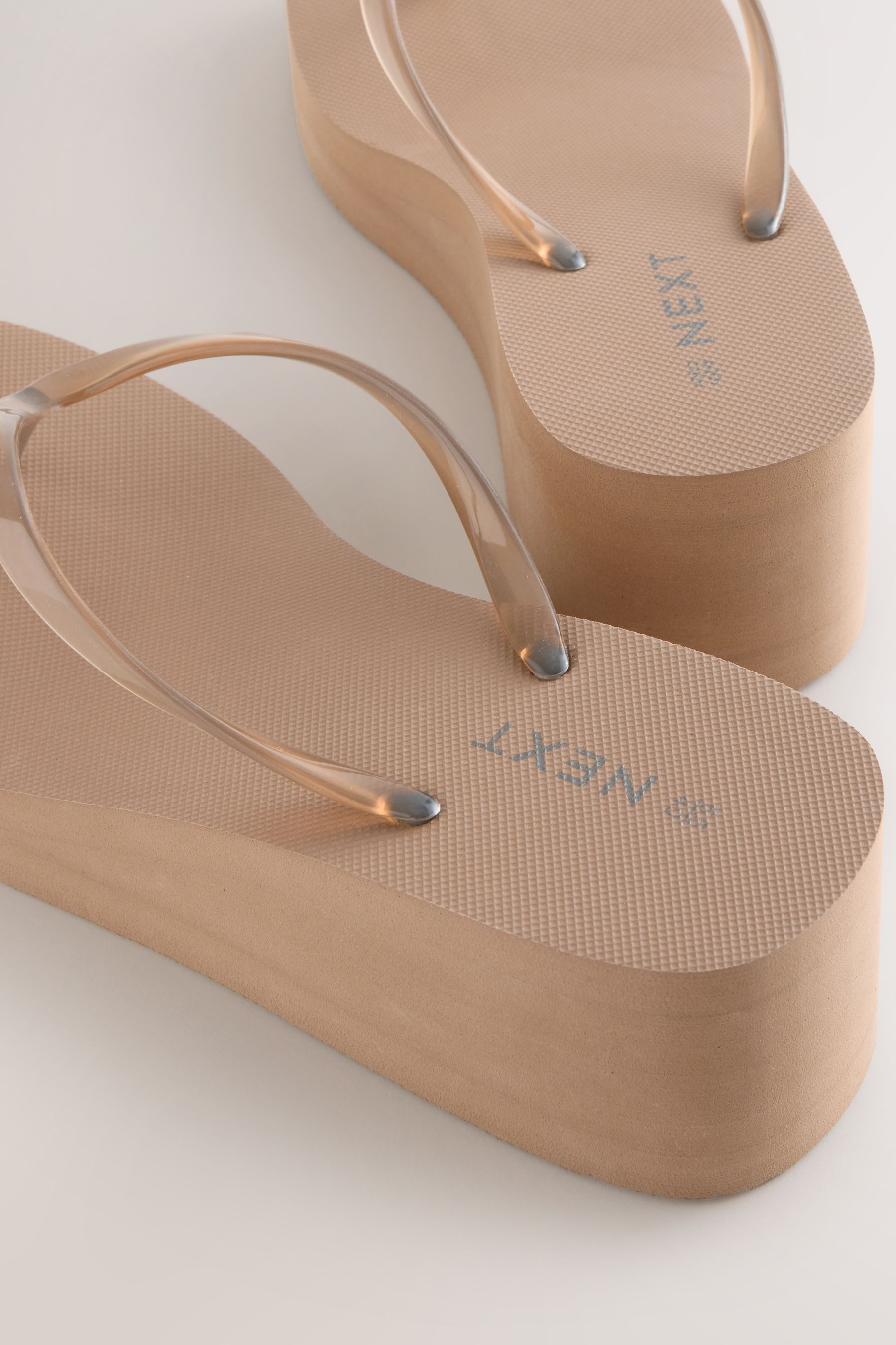 Next Zehentrenner mit Keilabsatz Keilsandalette – Bild 4 von 5
