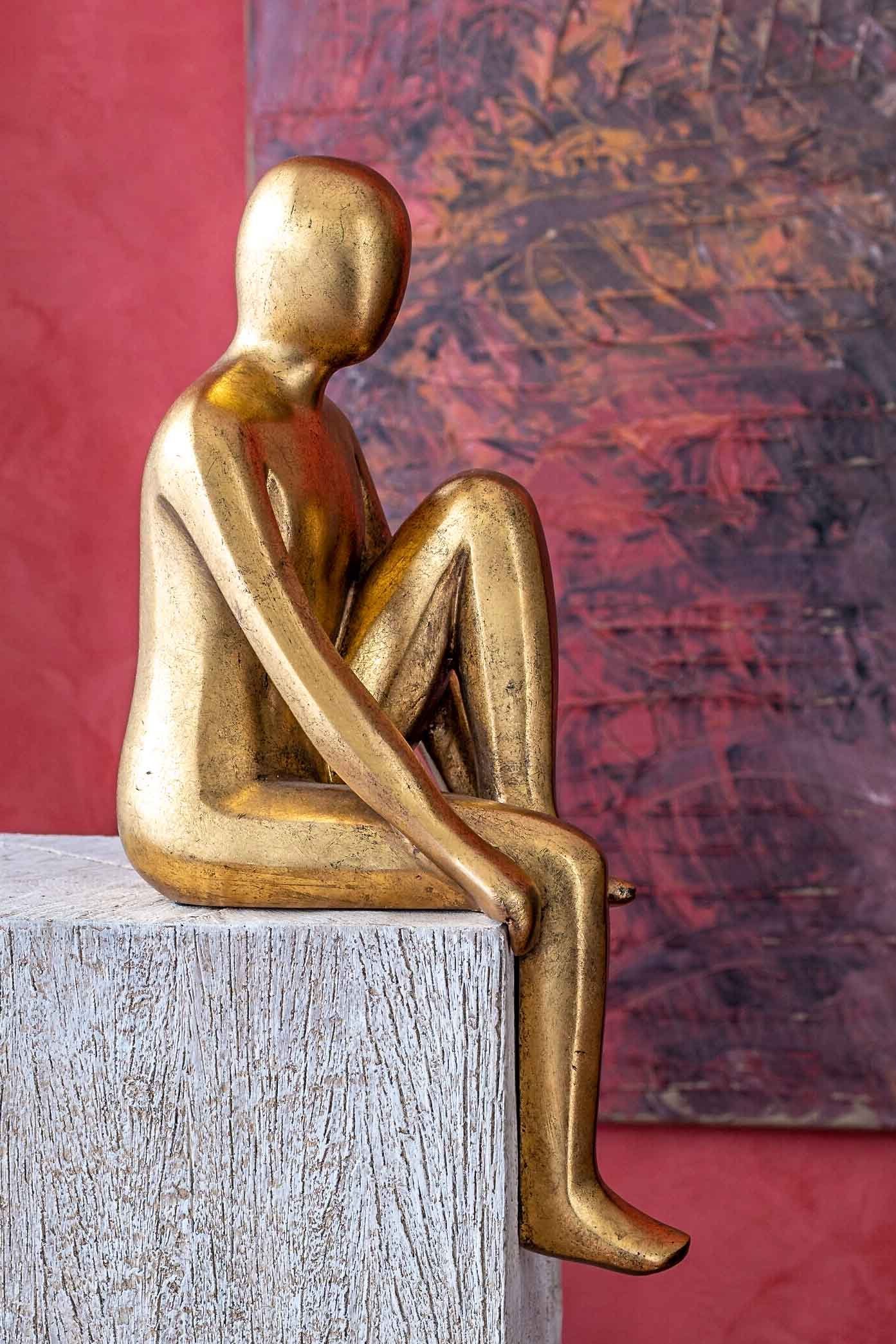 IDYL Dekofigur IDYL Moderne Skulptur Figur Sandsteinguss "Sitting Man", Moderne Figur "Sitting Man".