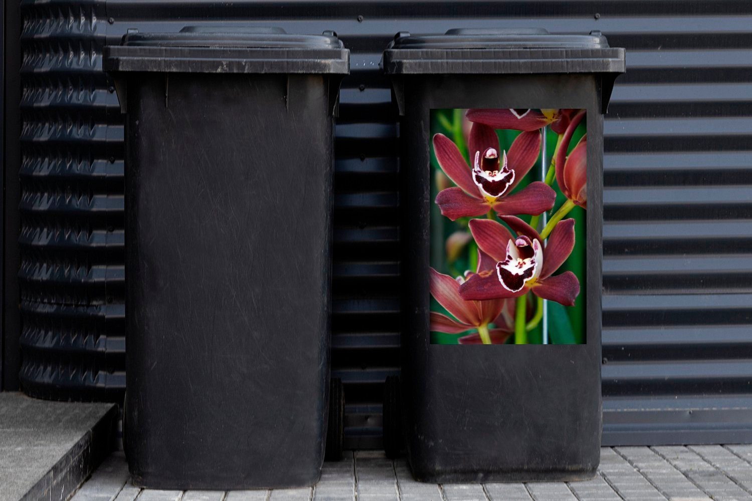 grünen Hintergrund Rote Wandsticker Container, Orchideen (1 Abfalbehälter MuchoWow Mülleimer-aufkleber, Sticker, St), Mülltonne, einen für