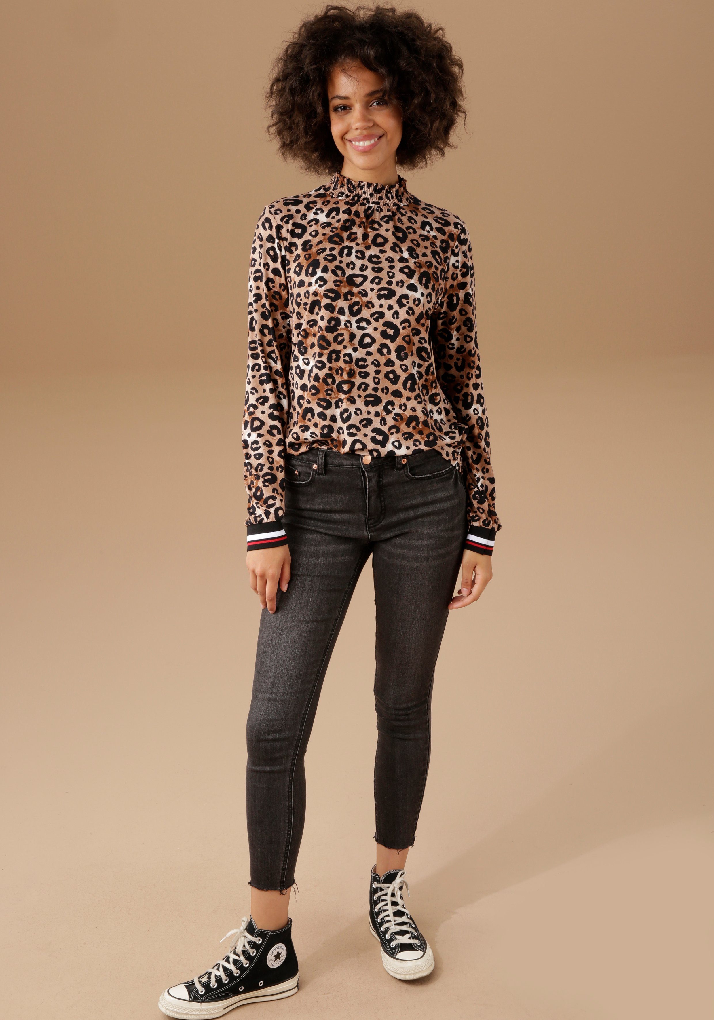 Aniston CASUAL Langarmshirt mit trendigem Animal-Print und gestreiften Bündchen – Bild 4 von 5