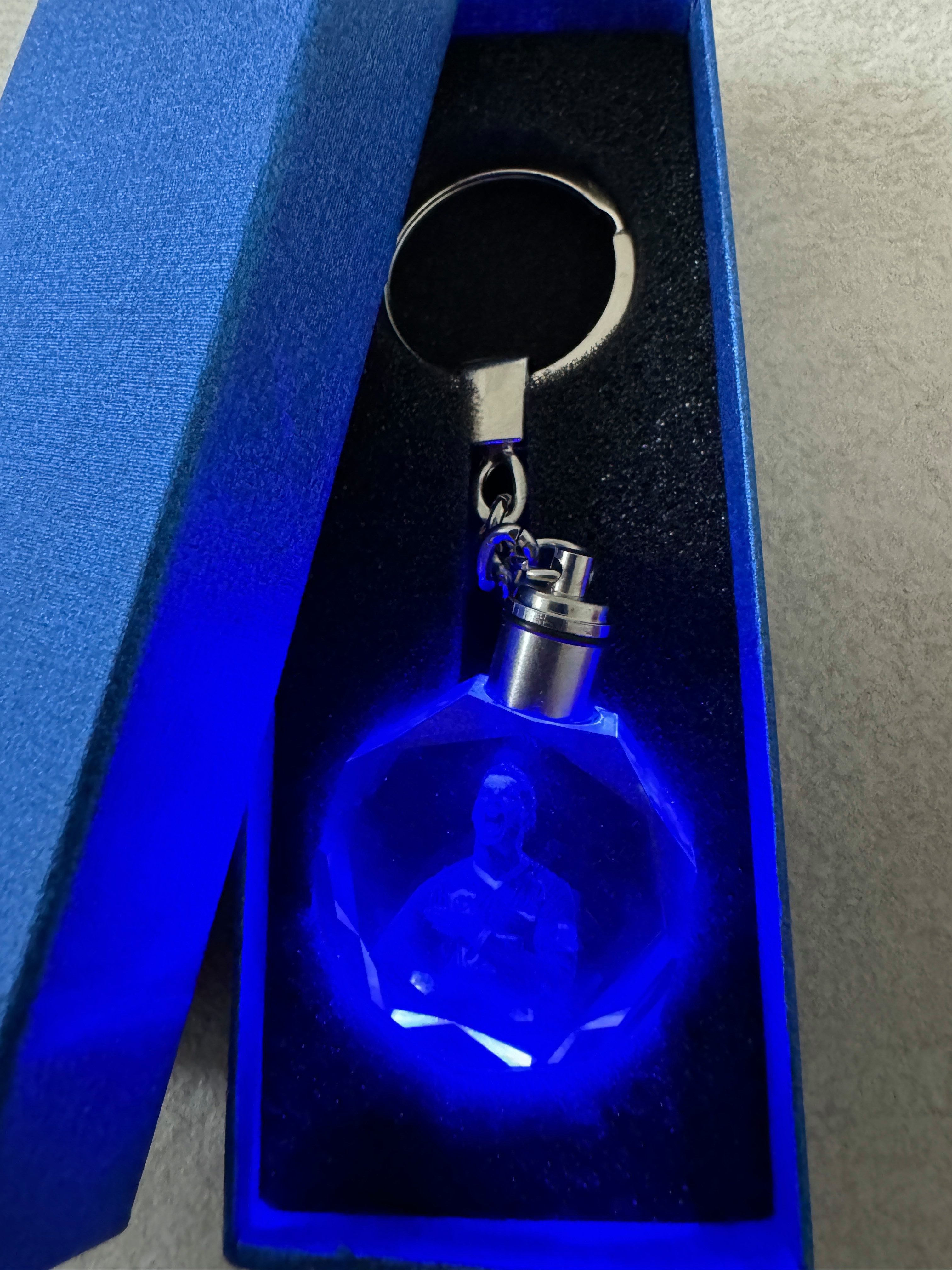 Stelby Schlüsselanhänger mit Gravur Cristiano Ronaldo Schlüsselanhänger Multicolor LED mit Geschenkbox (Perfekt für Geburtstage und Weihnachten, 1-tlg., Robuste – Bild 4 von 4