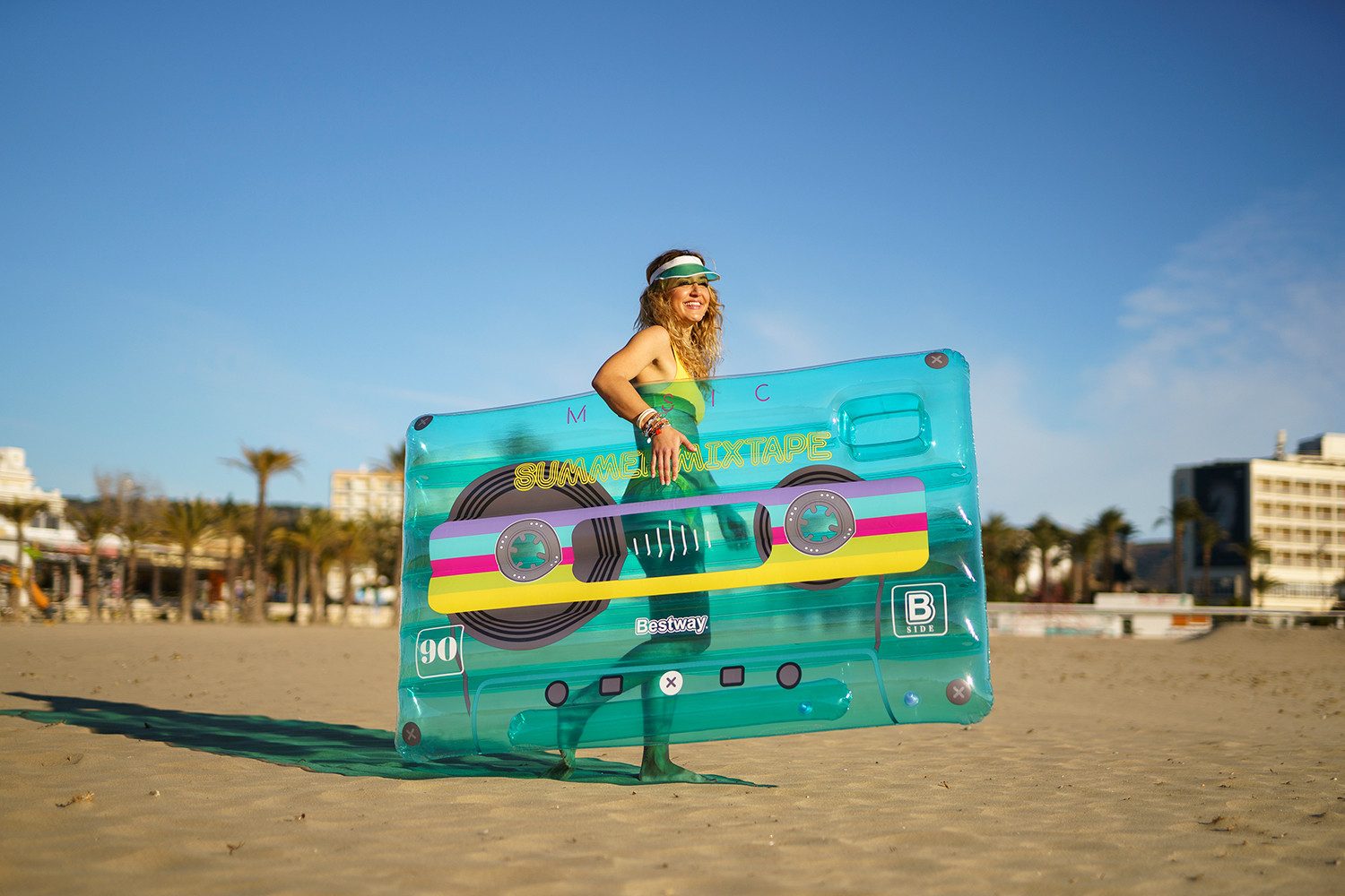Bestway Luftmatratze Retro Beats™, (Packung, 1-St., 168 x 104 x 23 cm), Inkl. Aufbewahrungsfach für Bluetooth-Lautsprecher