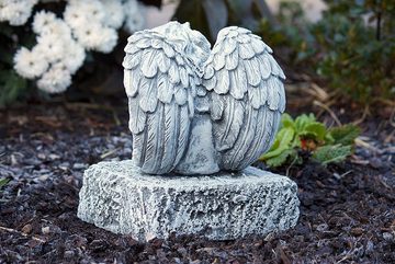 Stone and Style Gartenfigur Steinfigur Engel auf Fels sitzend