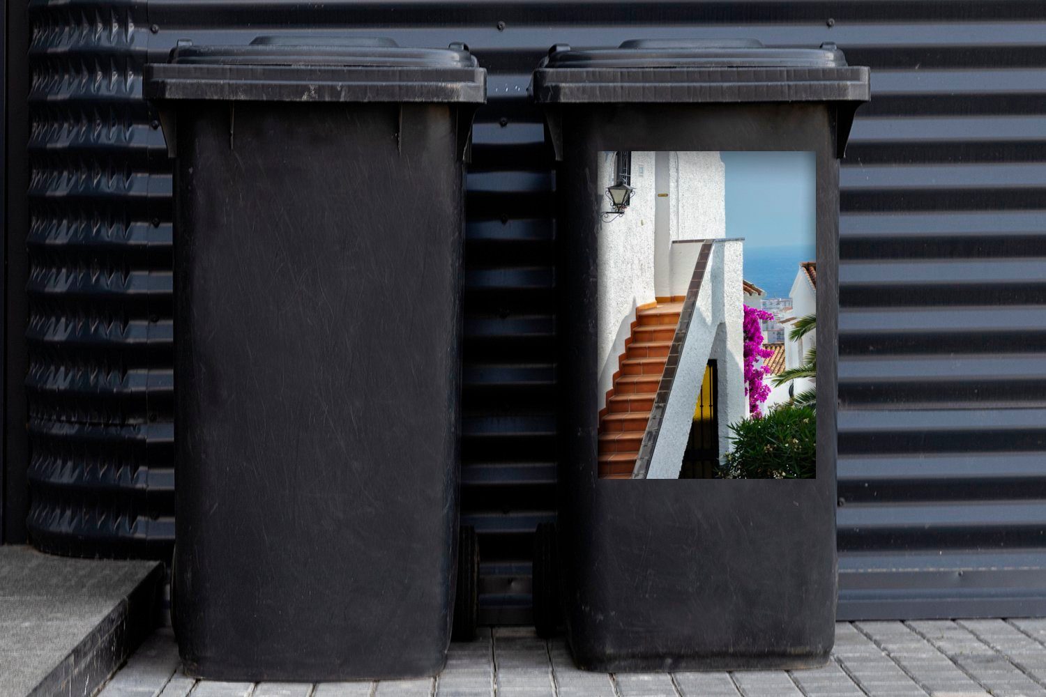 Mülleimer-aufkleber, MuchoWow Container, den Mülltonne, auf Meer Spaniens (1 zwischen Wandsticker weißen Sticker, Abfalbehälter Häusern St), Blick das Ein