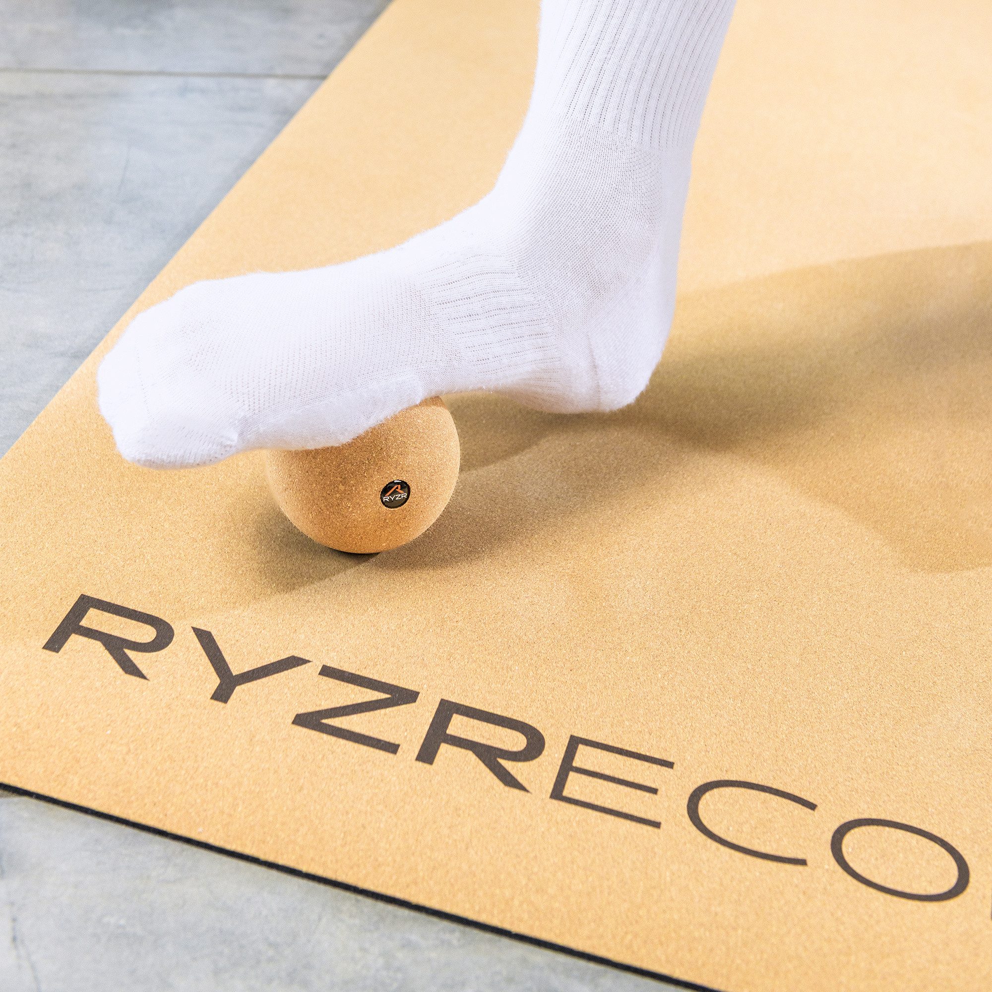 RYZR Massageball RYZR Ecoball - Faszienball aus Kork Ø 8 cm zur Triggerpunkt-Behandlung