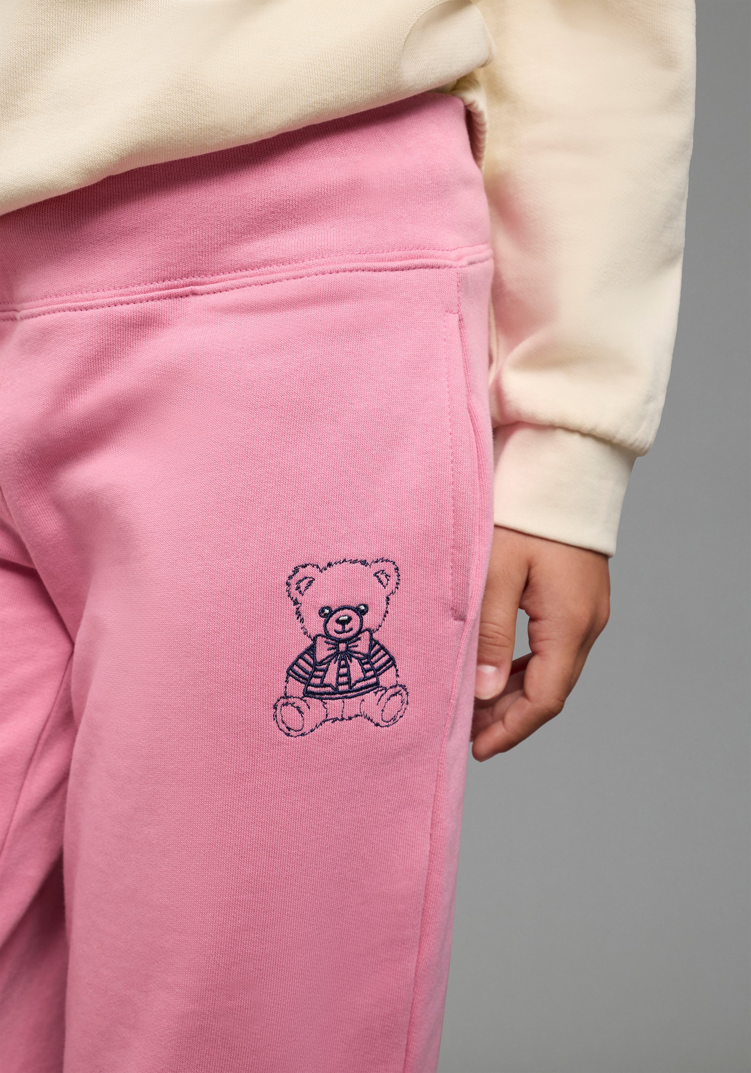 KIDSWORLD Sweathose Weitgeschnitten Sweathose weite Beinform, innenliegender Gummizug im Bund