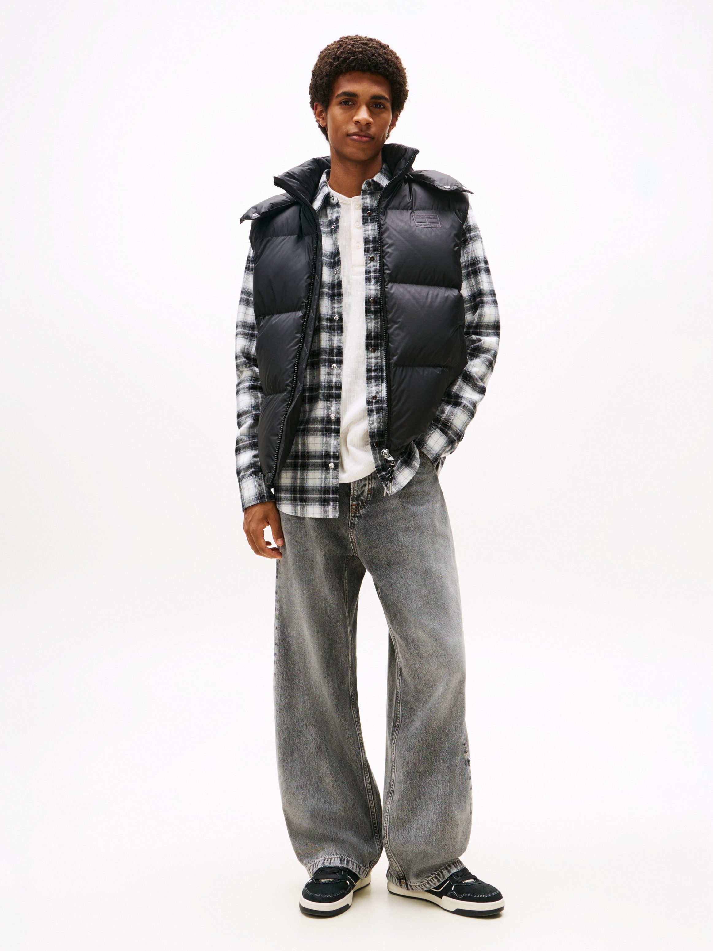 Tommy Jeans Steppweste ALASKA DOWN VEST Regular fit mit abnehmbarer Kapuze