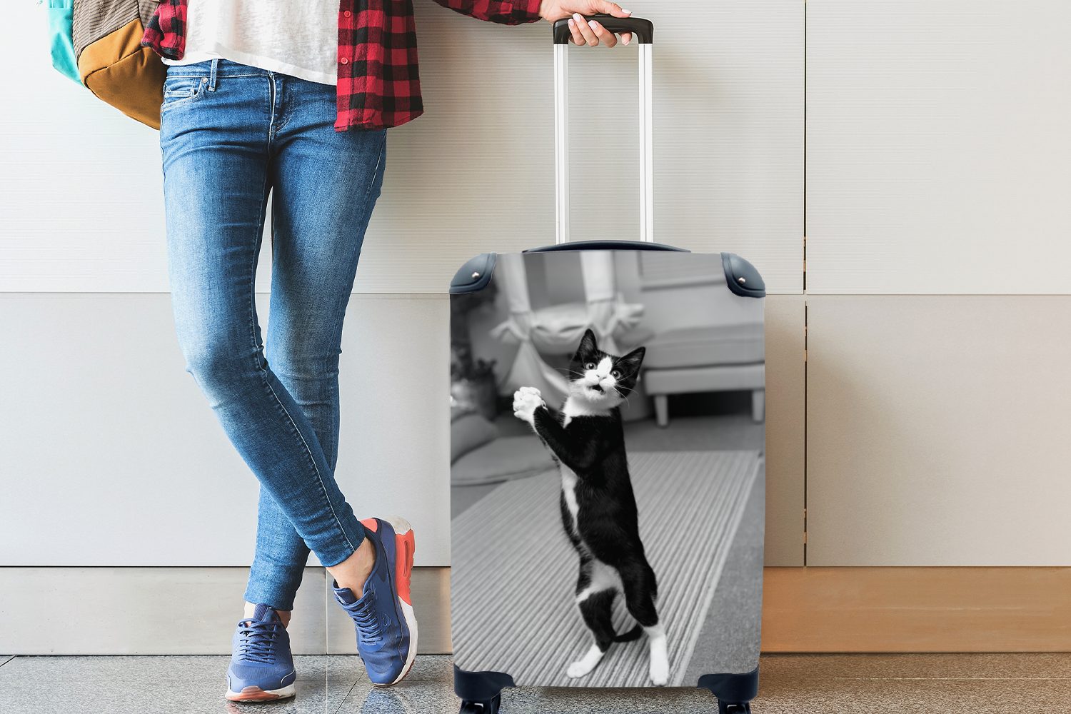 - weiß, und Rollen, Handgepäck Ferien, Handgepäckkoffer 4 Trolley, auf schwarz für rollen, Reisetasche mit Reisekoffer Katze MuchoWow Hinterbeinen