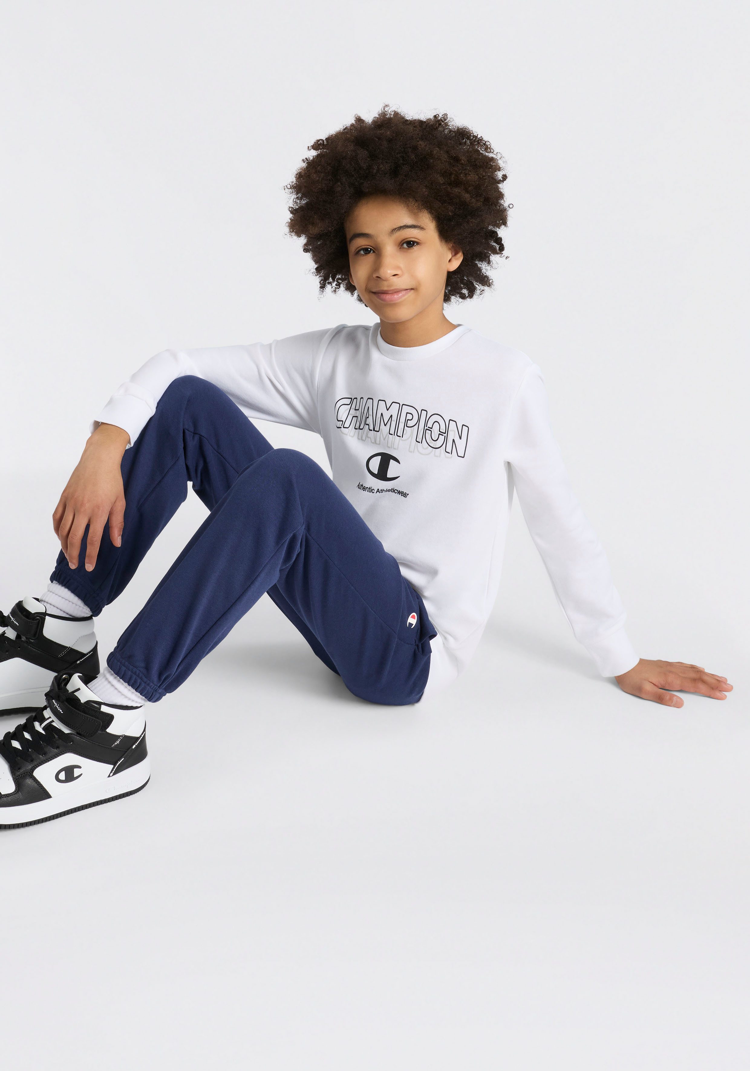 Champion Jogginganzug Graphic Terry Crewneck Sweatsuit (2-tlg), für Kinder geeignet, zweiteiliges Set mit 2 Teilen, bequeme Passform