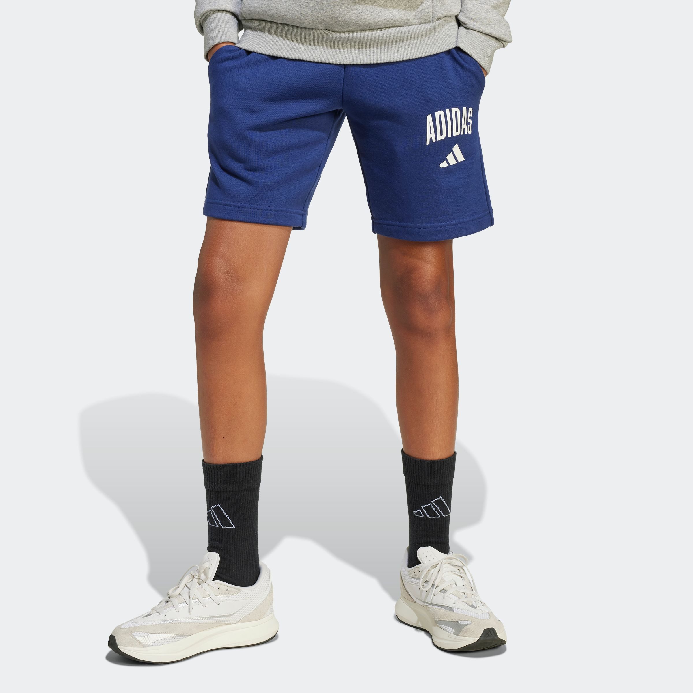 adidas Sportswear Shorts SEASONALS ESSENTIALS COLLEGIATE TYPOGRAPHY KIDS für Kinder und Teens, sportlicher Stil, aus Baumwolle und Polyester