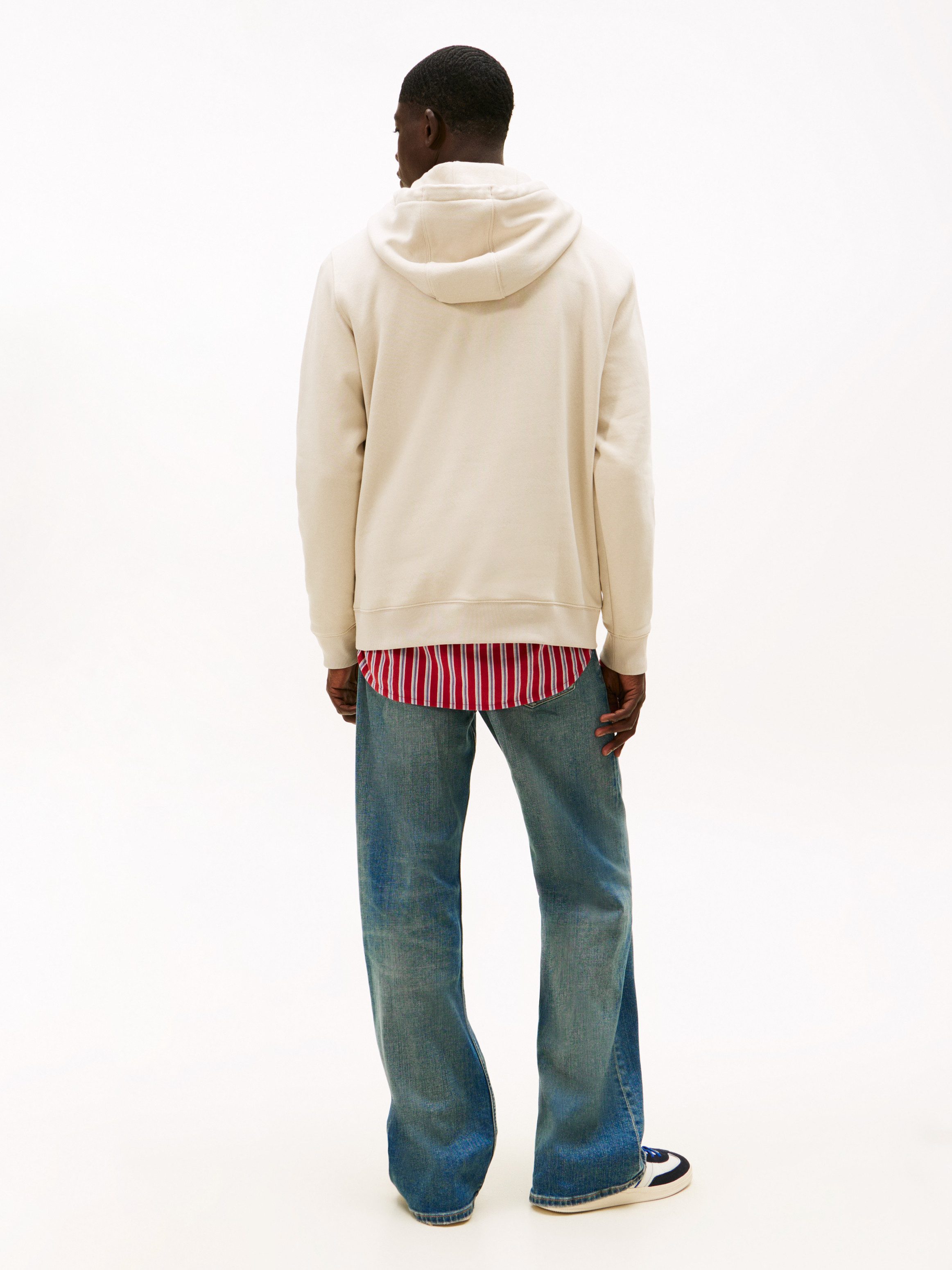 Tommy Jeans Hoodie TJM REGULAR FLAG mit bestickten Markenlogo auf Brusthöhe