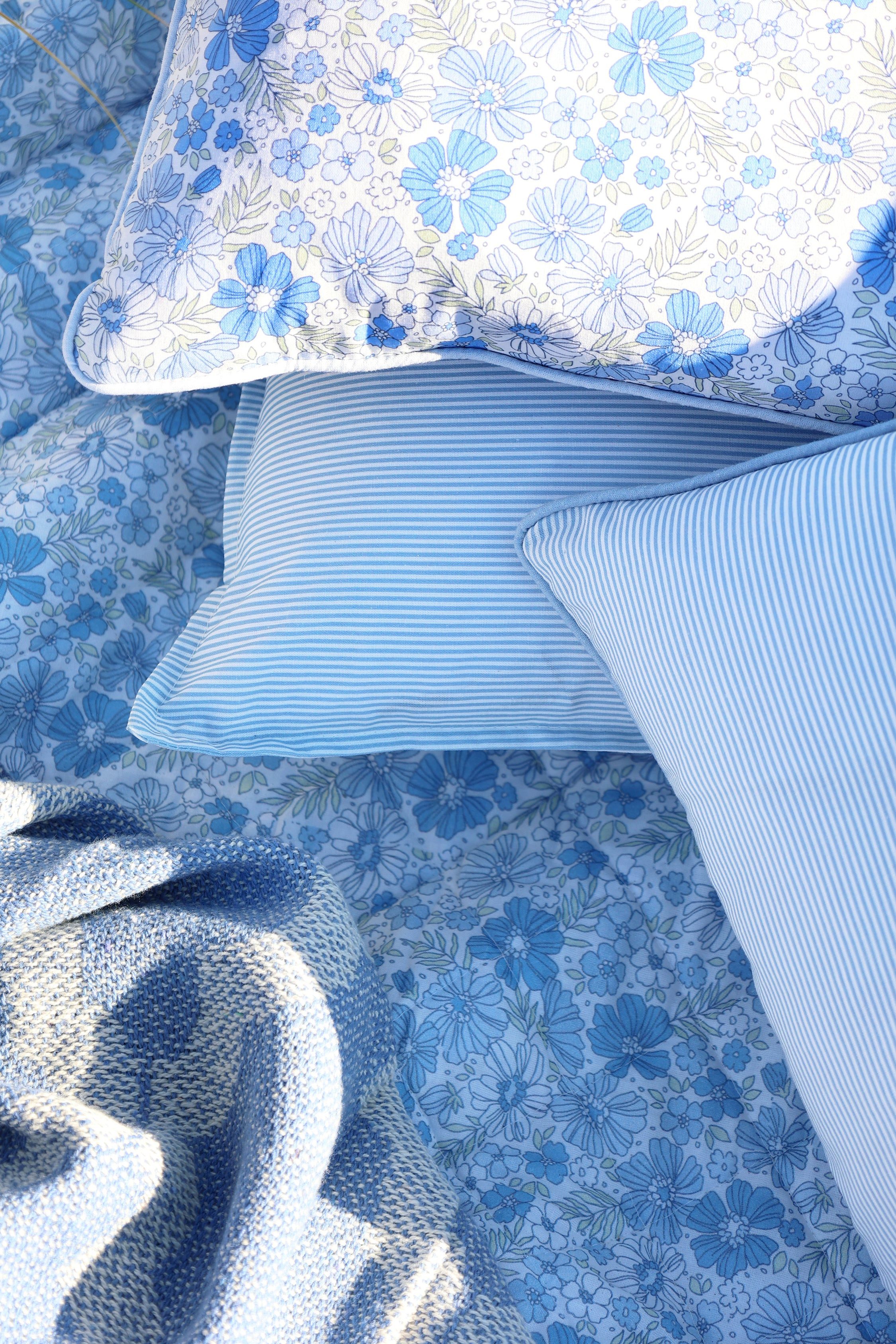 Chic Antique Tagesdecke Chic Antique Aix Quilt mit Blumen Sky Blue & Weiss