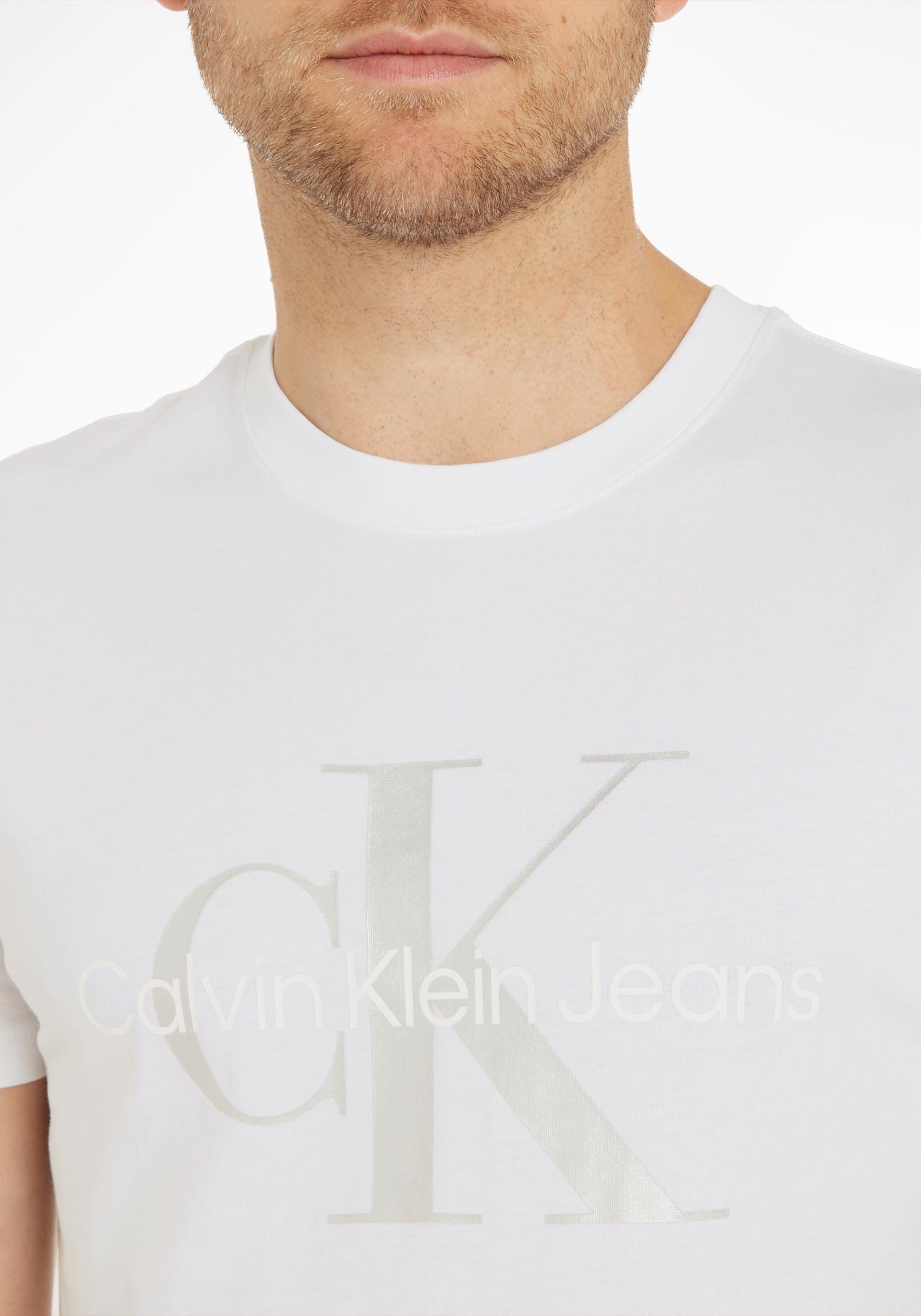 auf White Calvin Klein Calvin Jeans T-Shirt der Klein SEASONAL TEE Bright MONOLOGO mit Brust Logoschriftzug