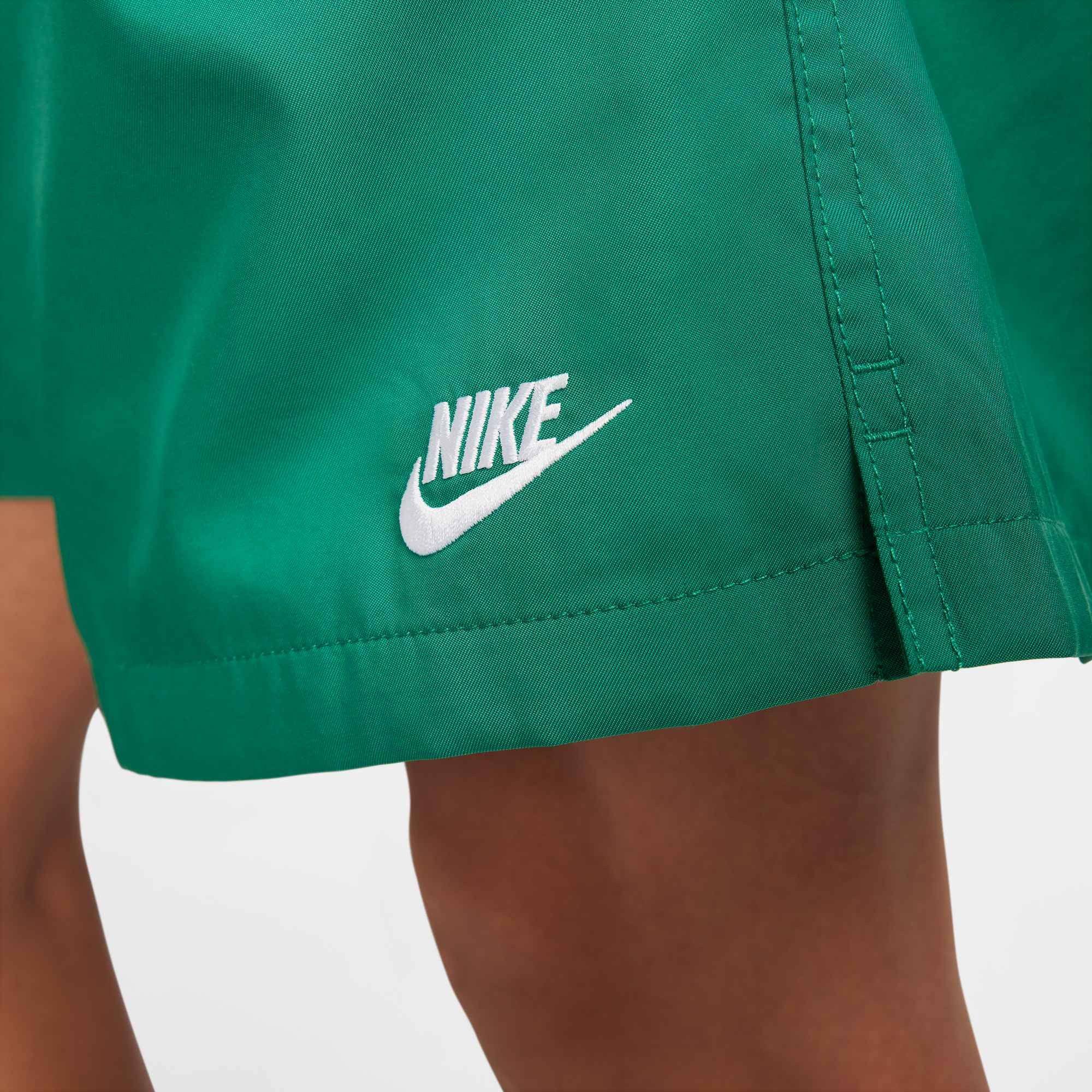 Nike Sportswear Shorts Nike Club Men's Woven Flow Shorts mit Eingrifftaschen und Gesäßtasche, schnell trocknend, pflegeleicht