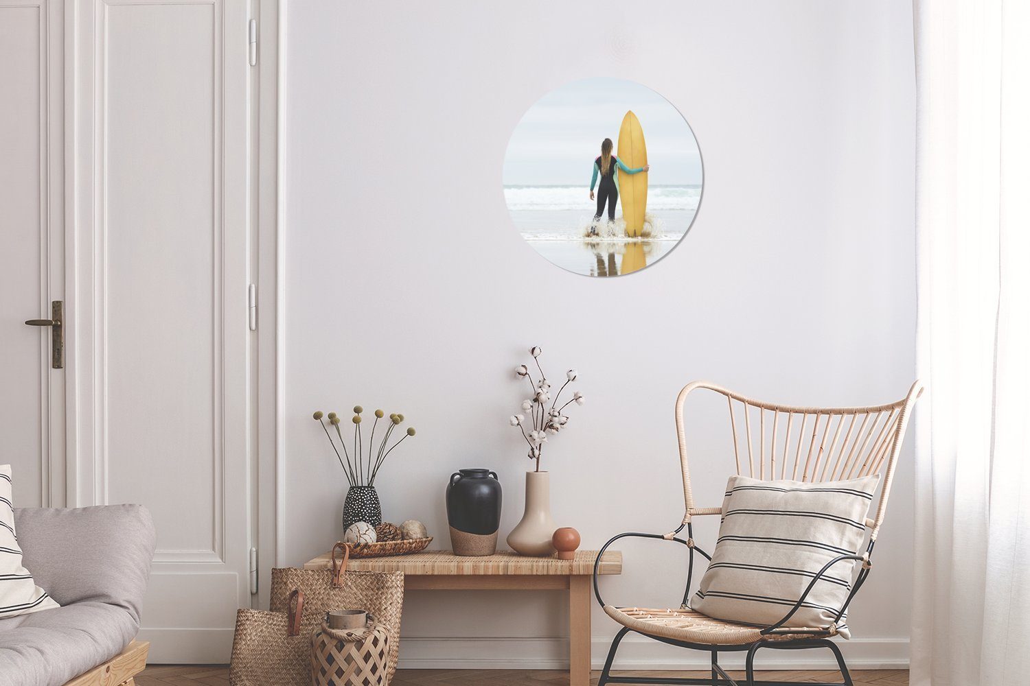Forex, cm MuchoWow Gemälde Wandbild, steht Weibliche Kreis 30x30 Surfbrett, Surferin neben Wohnzimmer, Wanddekoration (1 dem St), Rundes