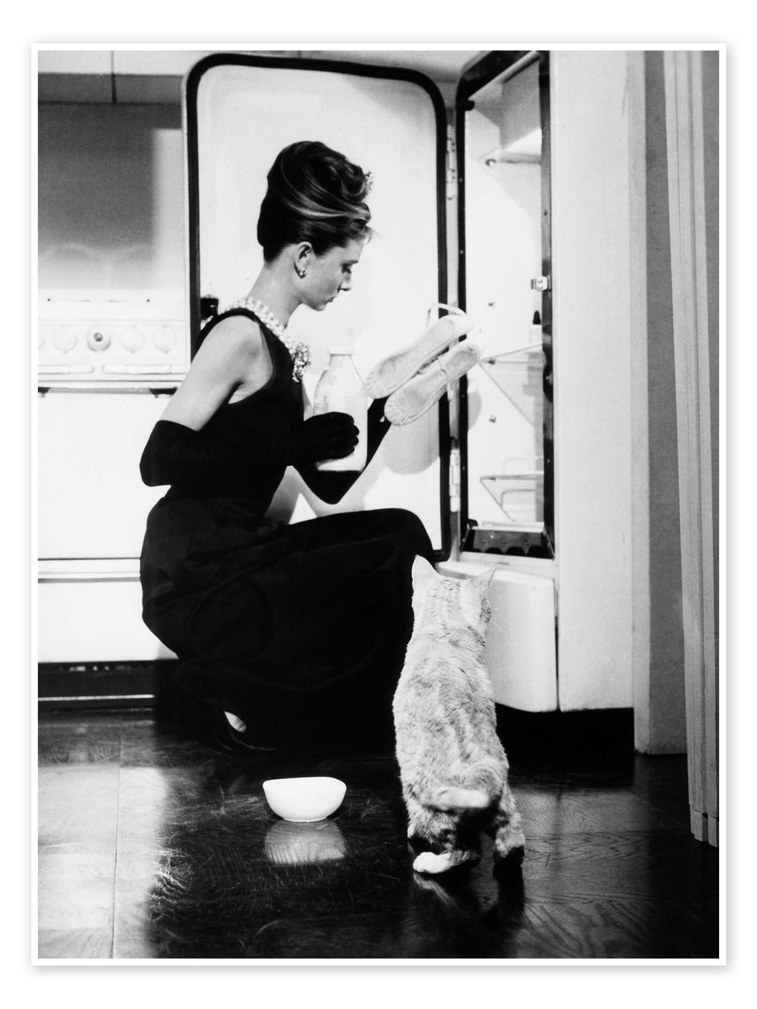 Posterlounge Wandbild Frühstück bei Tiffany, Audrey am Kühlschrank, Everett Collection, erhältlich als Poster, Leinwandbild, Wandsticker oder Acrylglasbild
