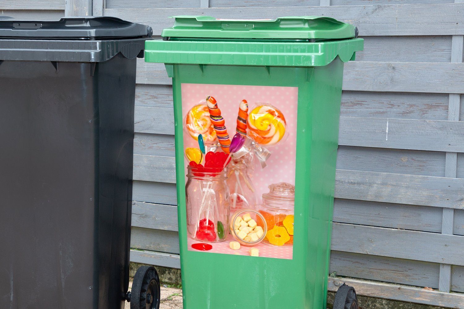 MuchoWow Wandsticker Glasgefäße Abfalbehälter mit Süßigkeiten (1 Container, Mülltonne, St), bunten Sticker, Mülleimer-aufkleber