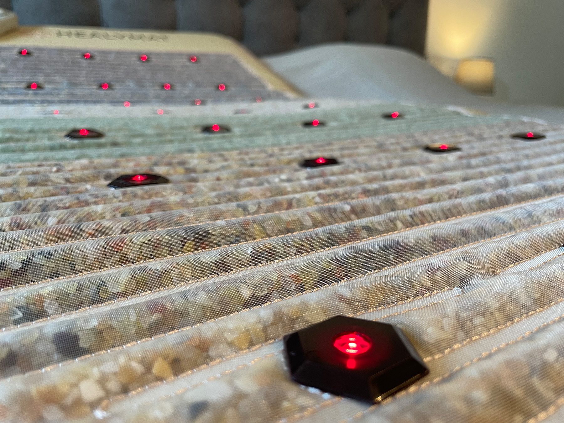 Healymat Massagematte Kristallmatte ERGO PRO, Magnetfeldmatte, Infrarot Tiefenwärme, pulsierendes Magnetfeld, Rotlicht-Therapie, Biophotonen Licht 660 nm, negative Ionen, Chakra Kristalle, optimiert Heilungsprozesse, fördert die Durchblutung, verbessert den Schlaf, entgiftet den Körper, aktiviert Selbstheilung