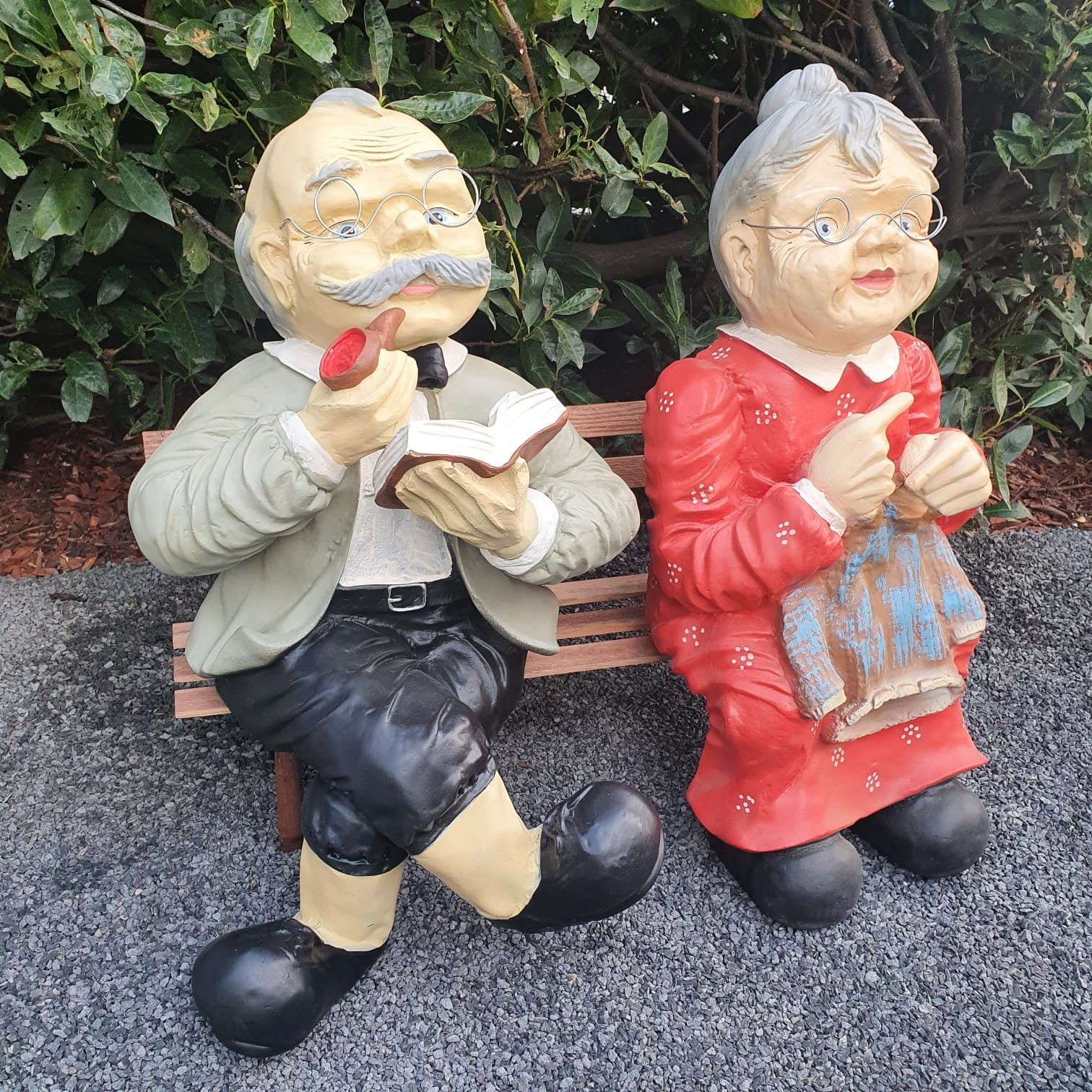 Aspinaworld Gartenfigur Gartenfigur Oma und Opa Figur sitzen auf einer