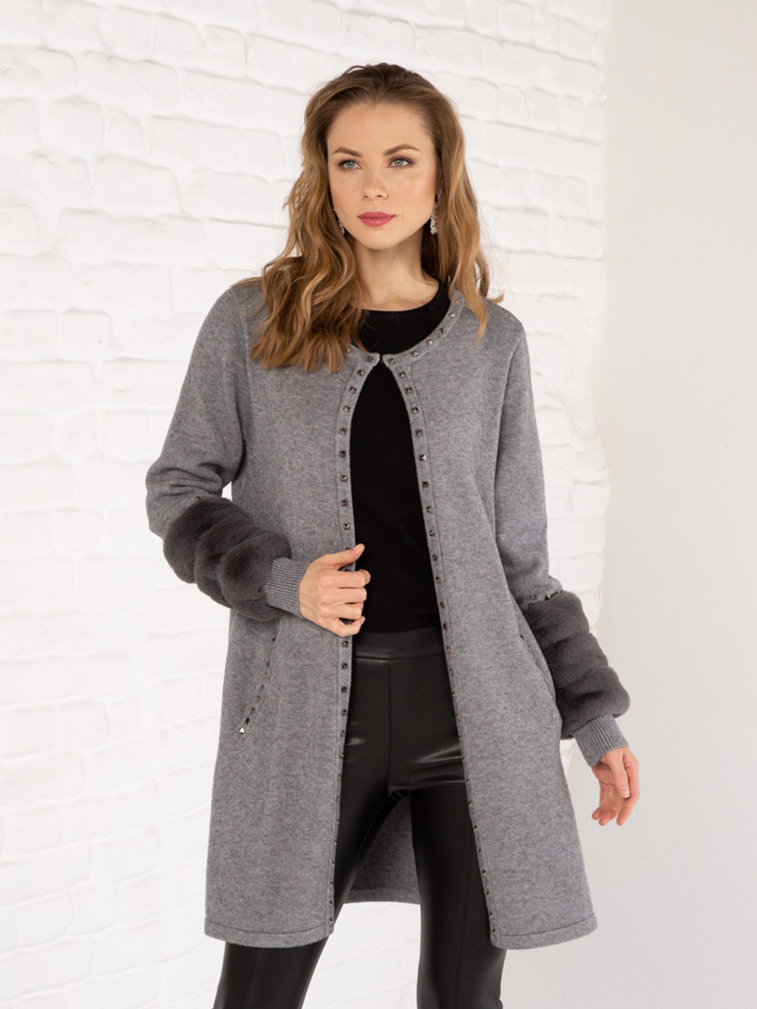 Longstrickjacke in grau mit Kunstfell und Nieten Details