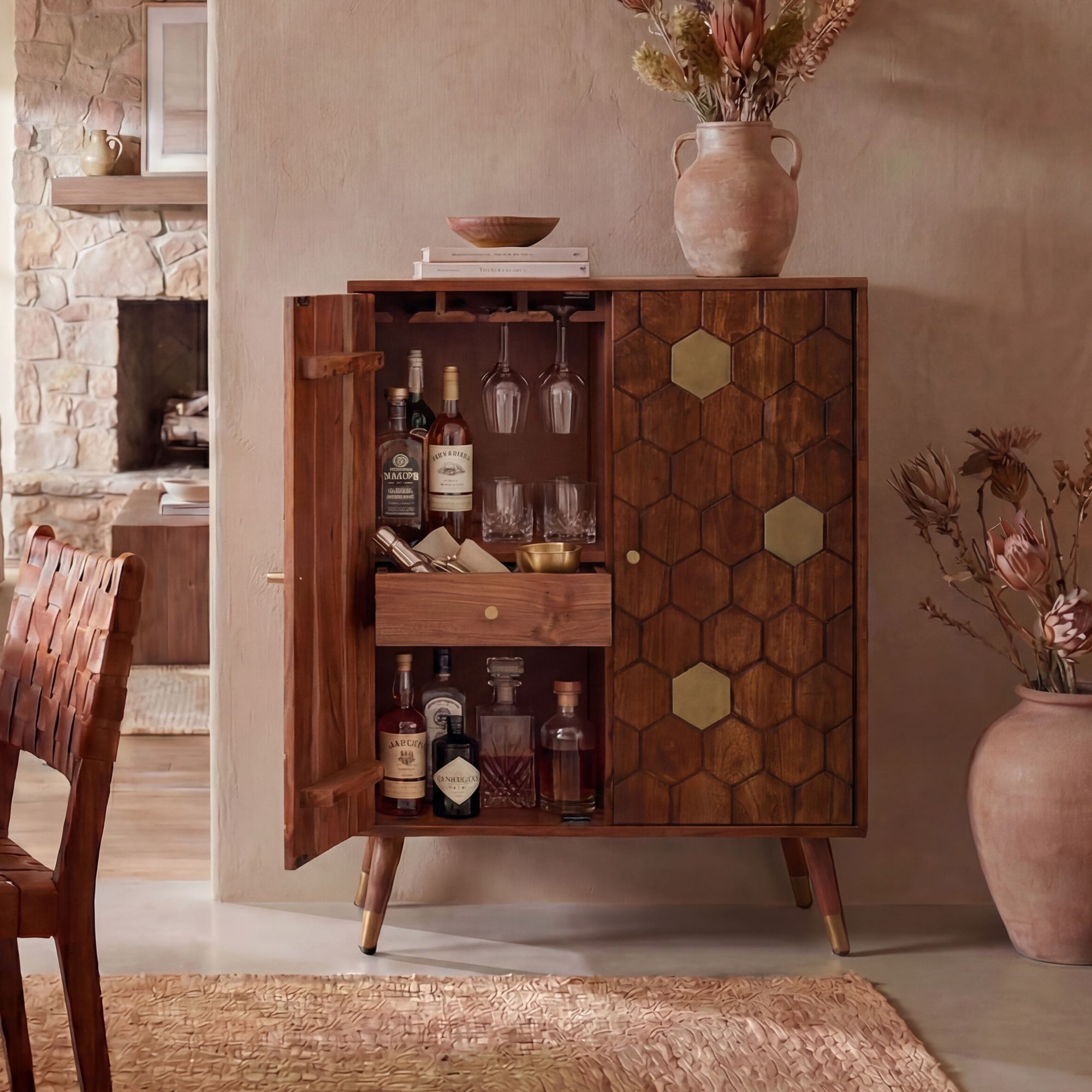 FINEBUY Barschrank FB117162 Massivholz 75cm Bar Weinschrank Design Hausbar Handmade (Extravagantes Barmöbel mit 3D-Wabenmuster) Viel Stauraum mit Weinregal und Weinglashalter